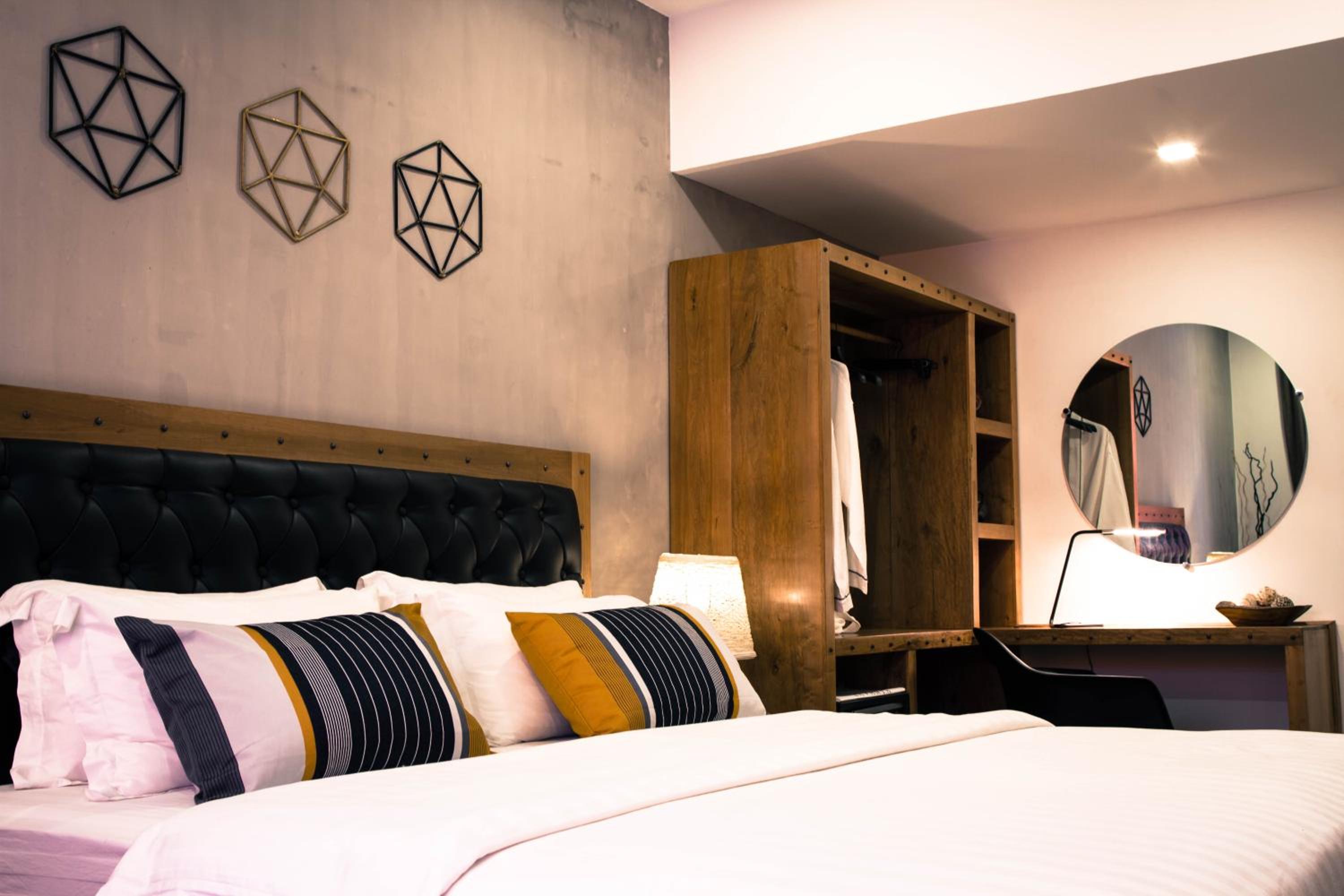 Deluxe King Room with Balcony - Photo 12