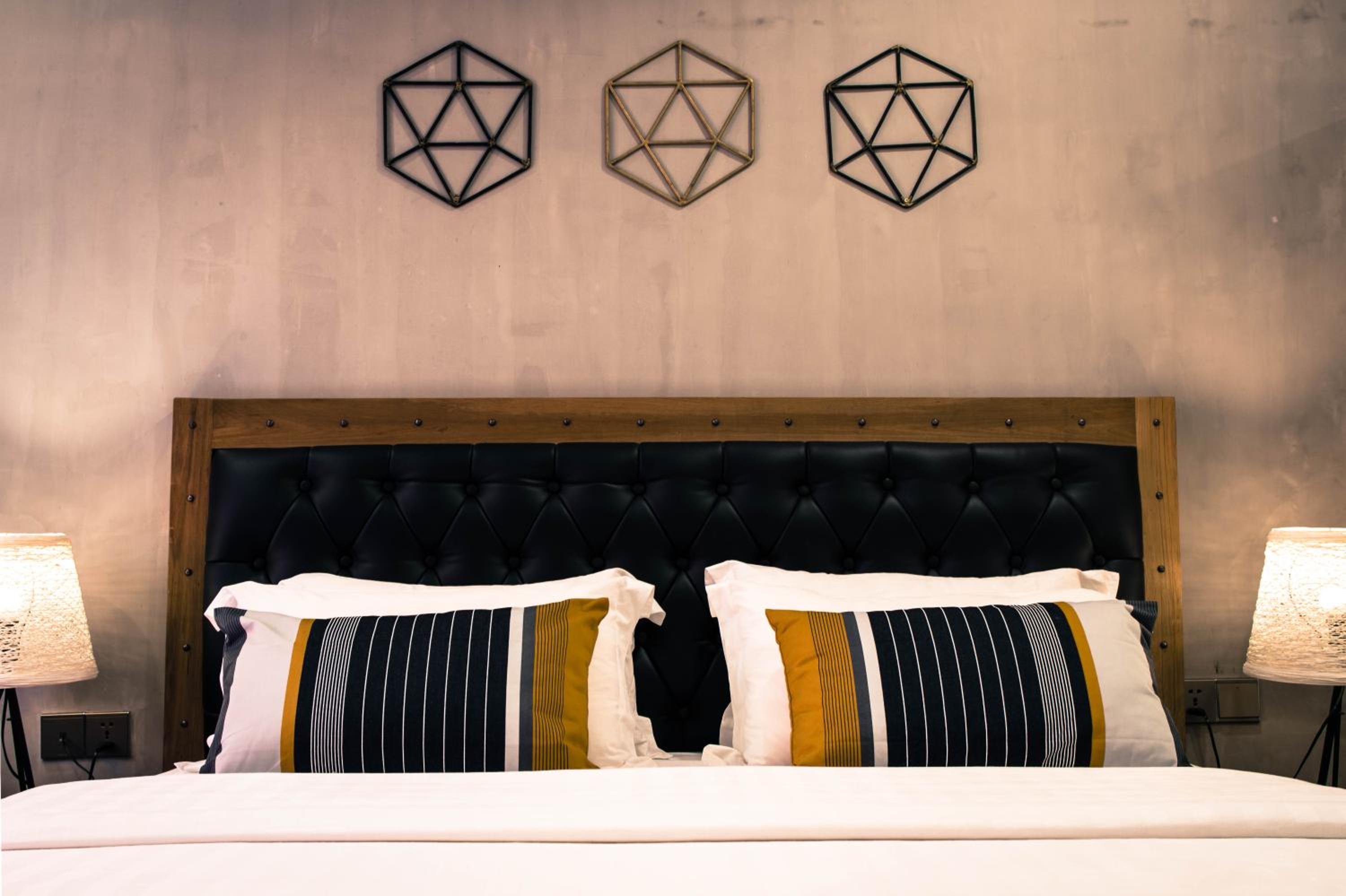 Deluxe King Room with Balcony - Photo 6