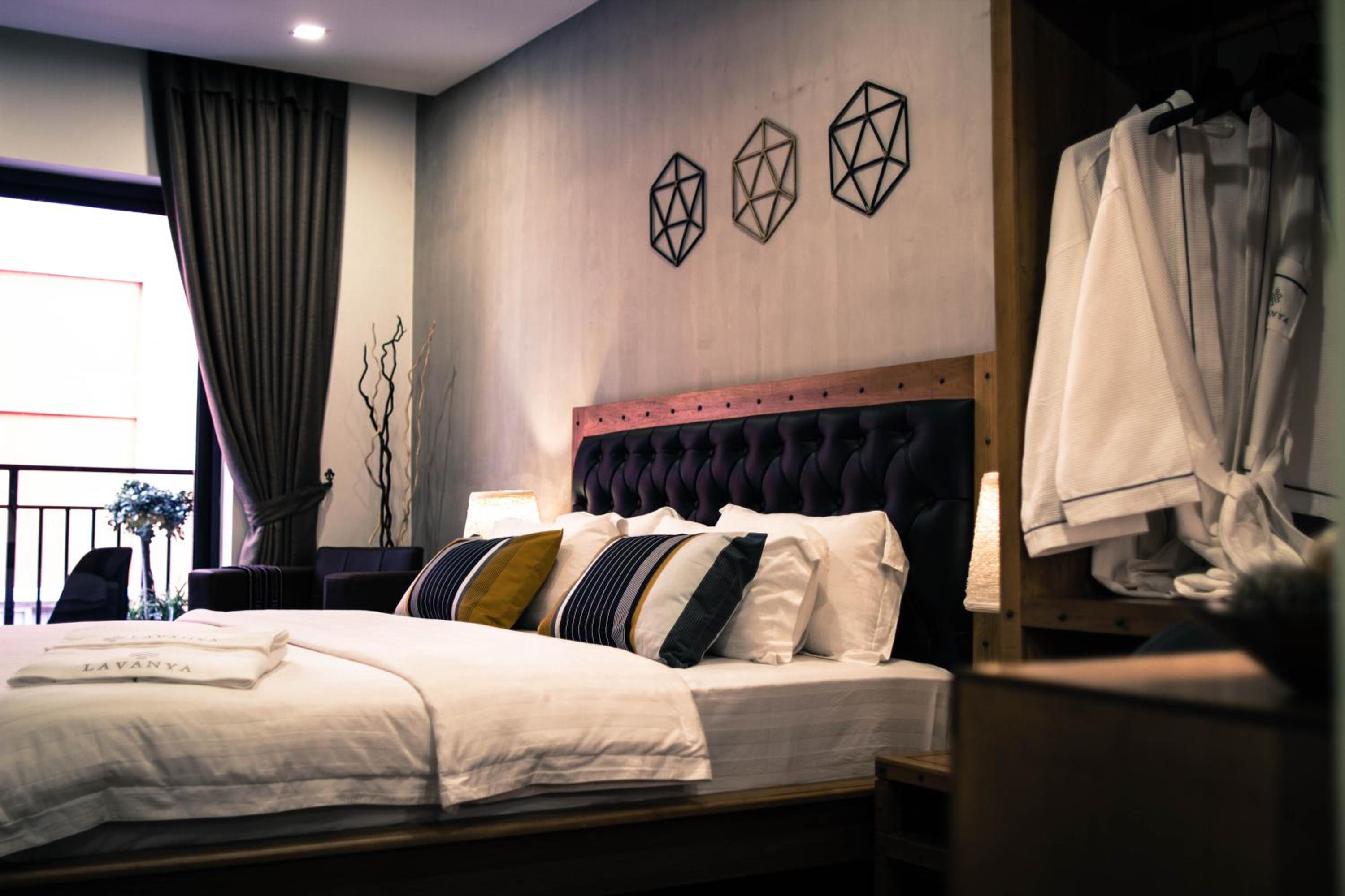 Deluxe King Room with Balcony - Photo 1