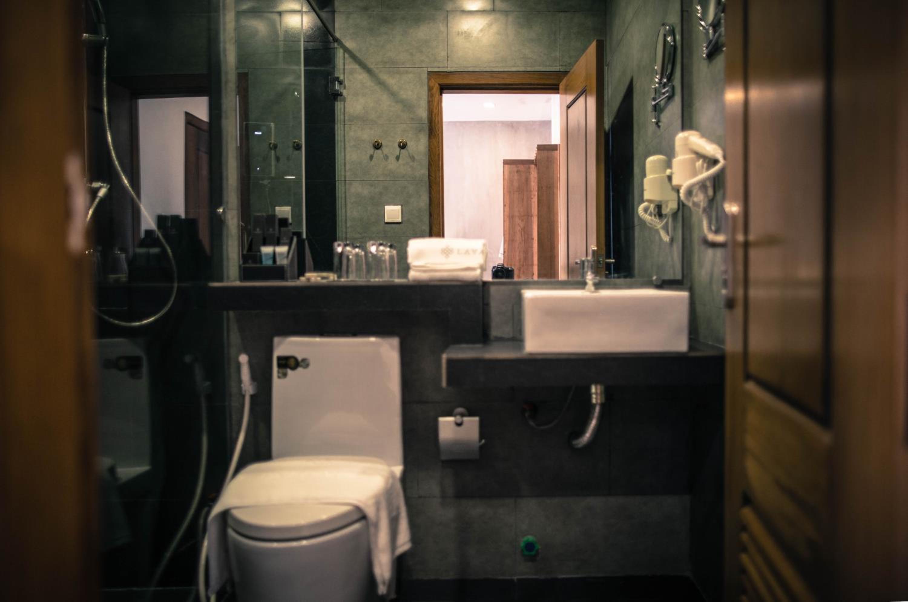 Deluxe King Room with Balcony - Photo 10