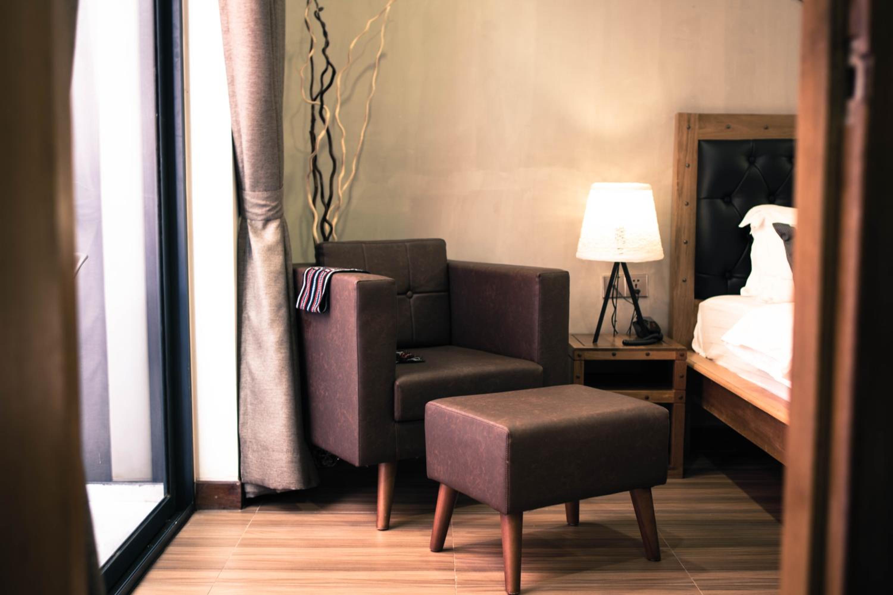 Deluxe King Room with Balcony - Photo 3