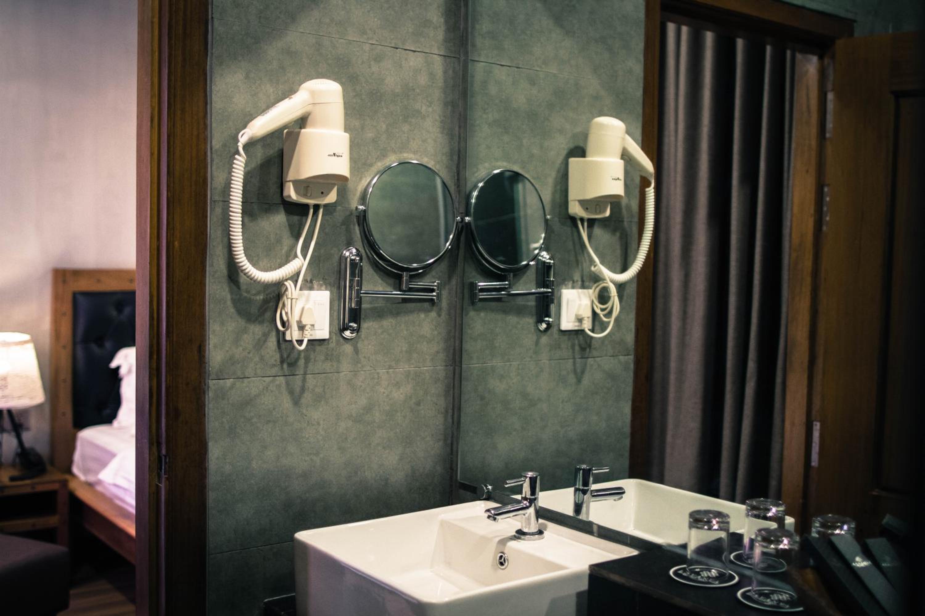 Deluxe King Room with Balcony - Photo 8