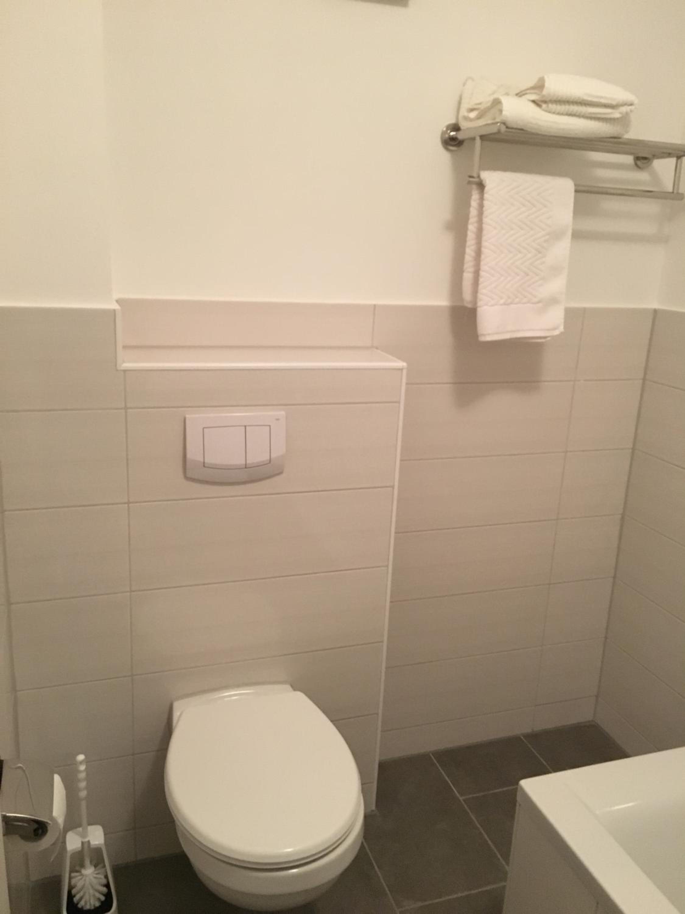 Double Room with Private Bathroom - Photo 9