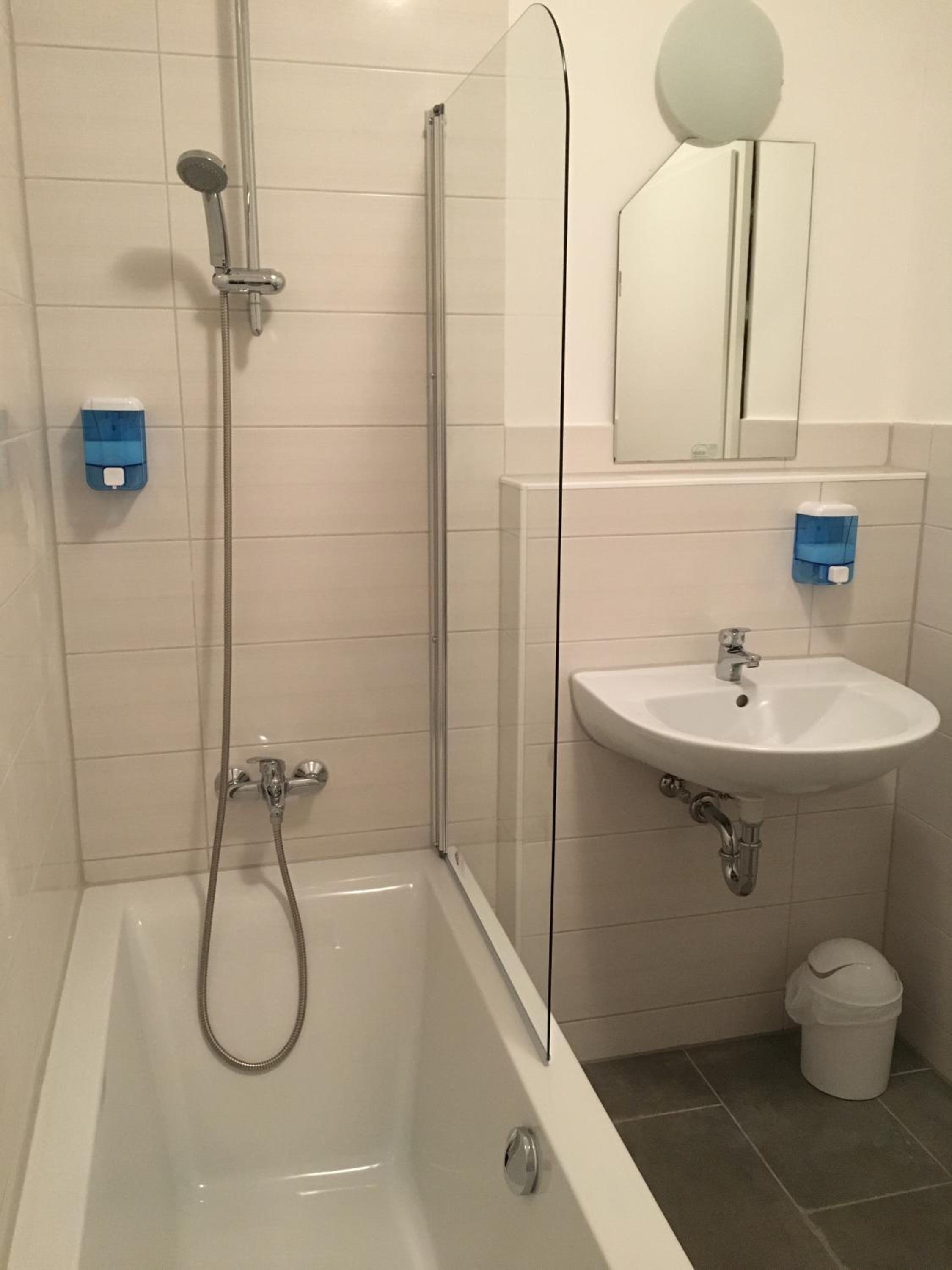 Double Room with Private Bathroom - Photo 8