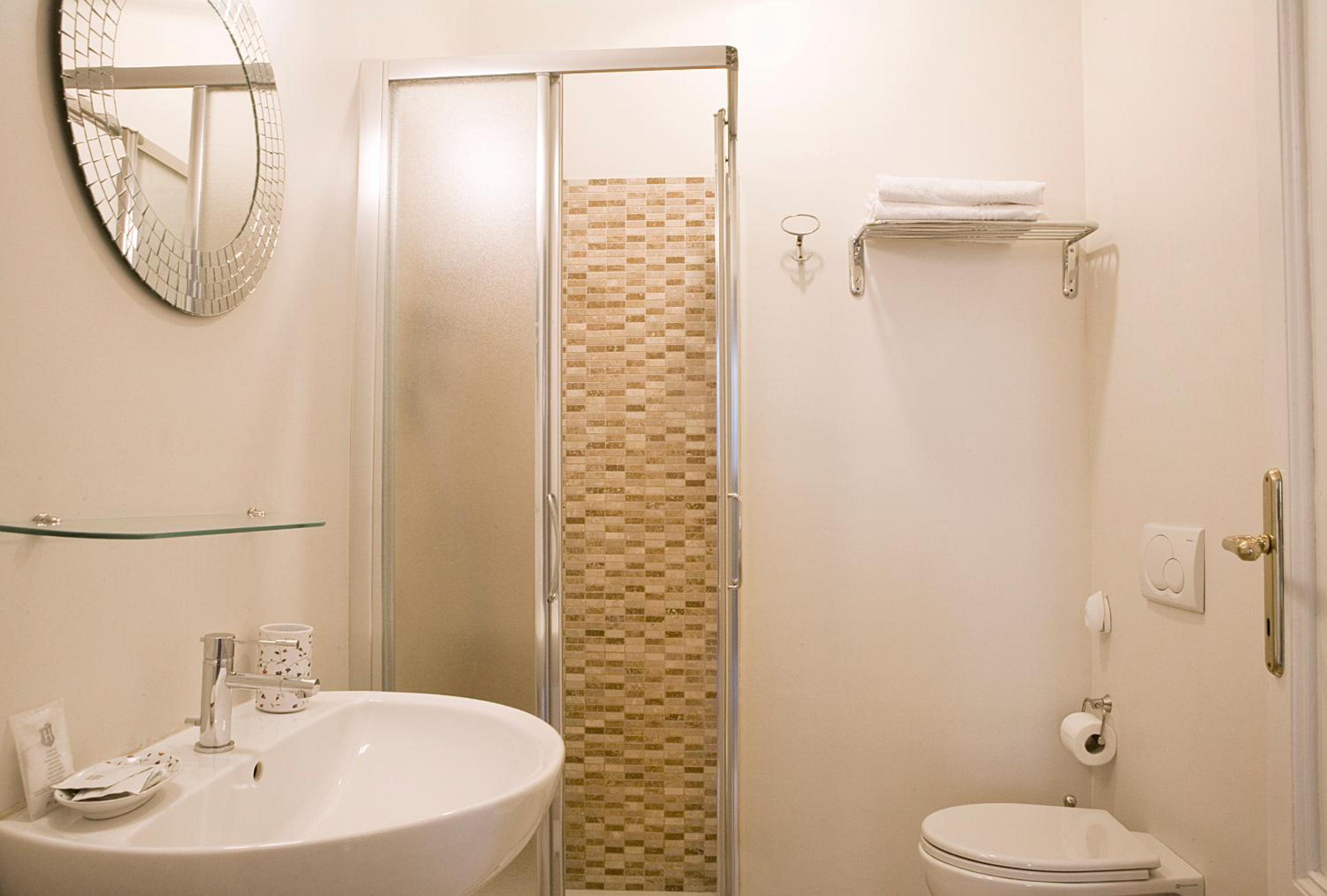 Double Room with One Double Bed and 2 Adults Occupancy (Non Smoking) photo 3