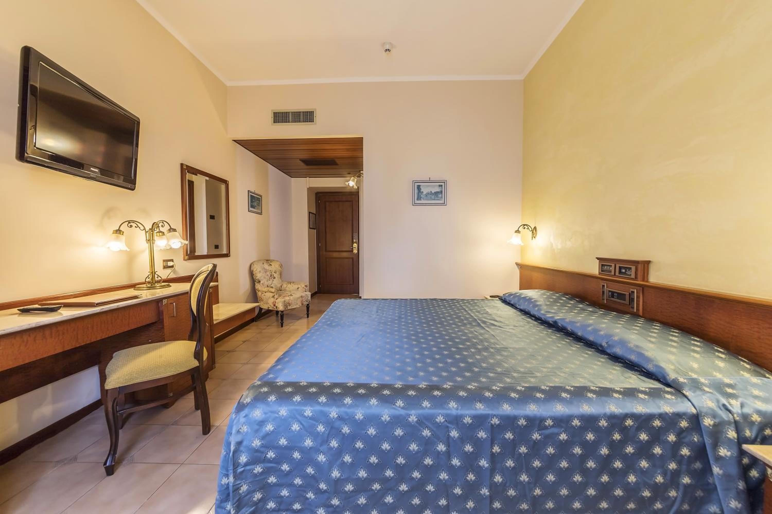 Classic Double or Twin Room with Spa Access - Photo 3