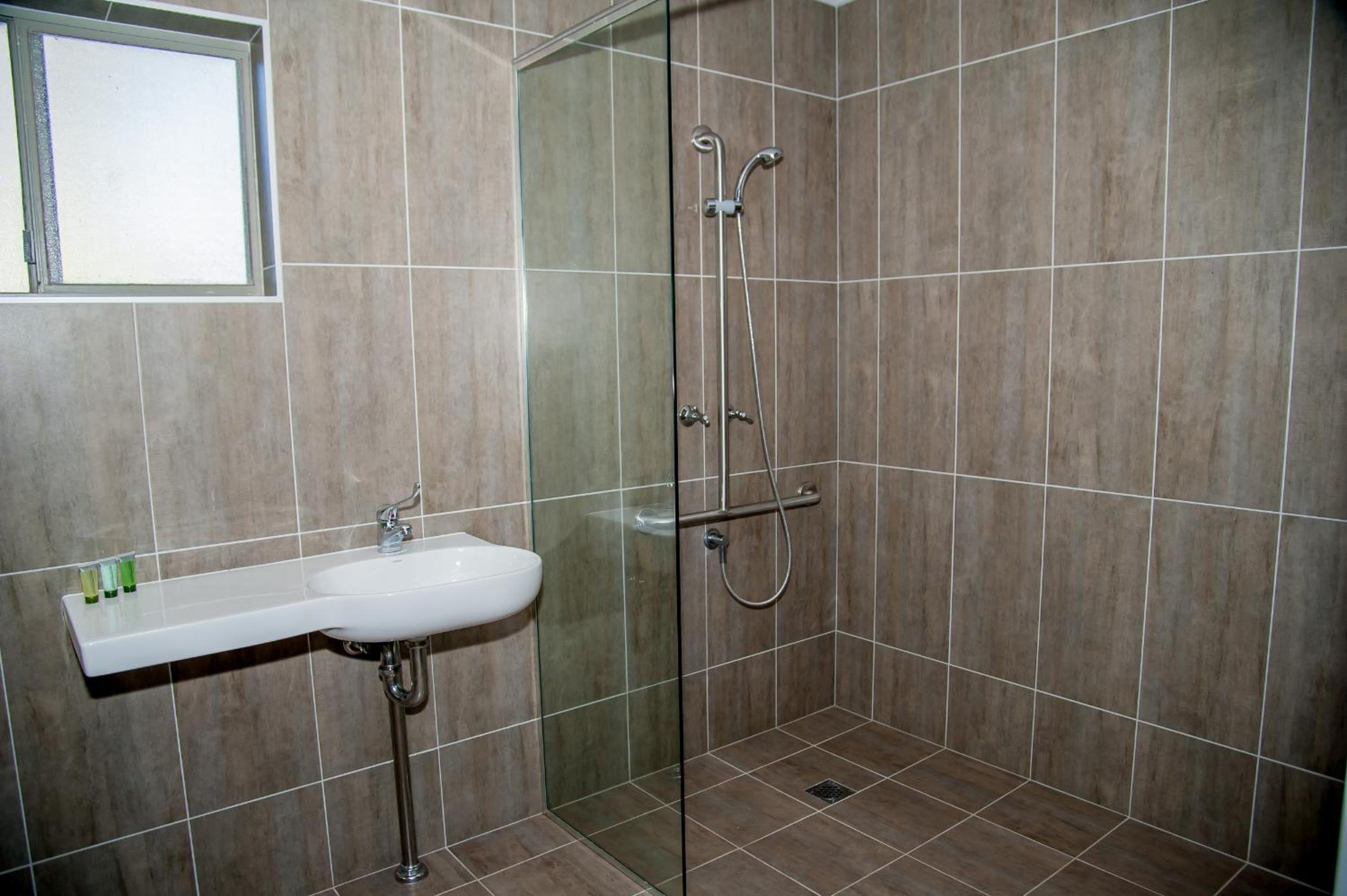 Standard Queen Room - Photo 11