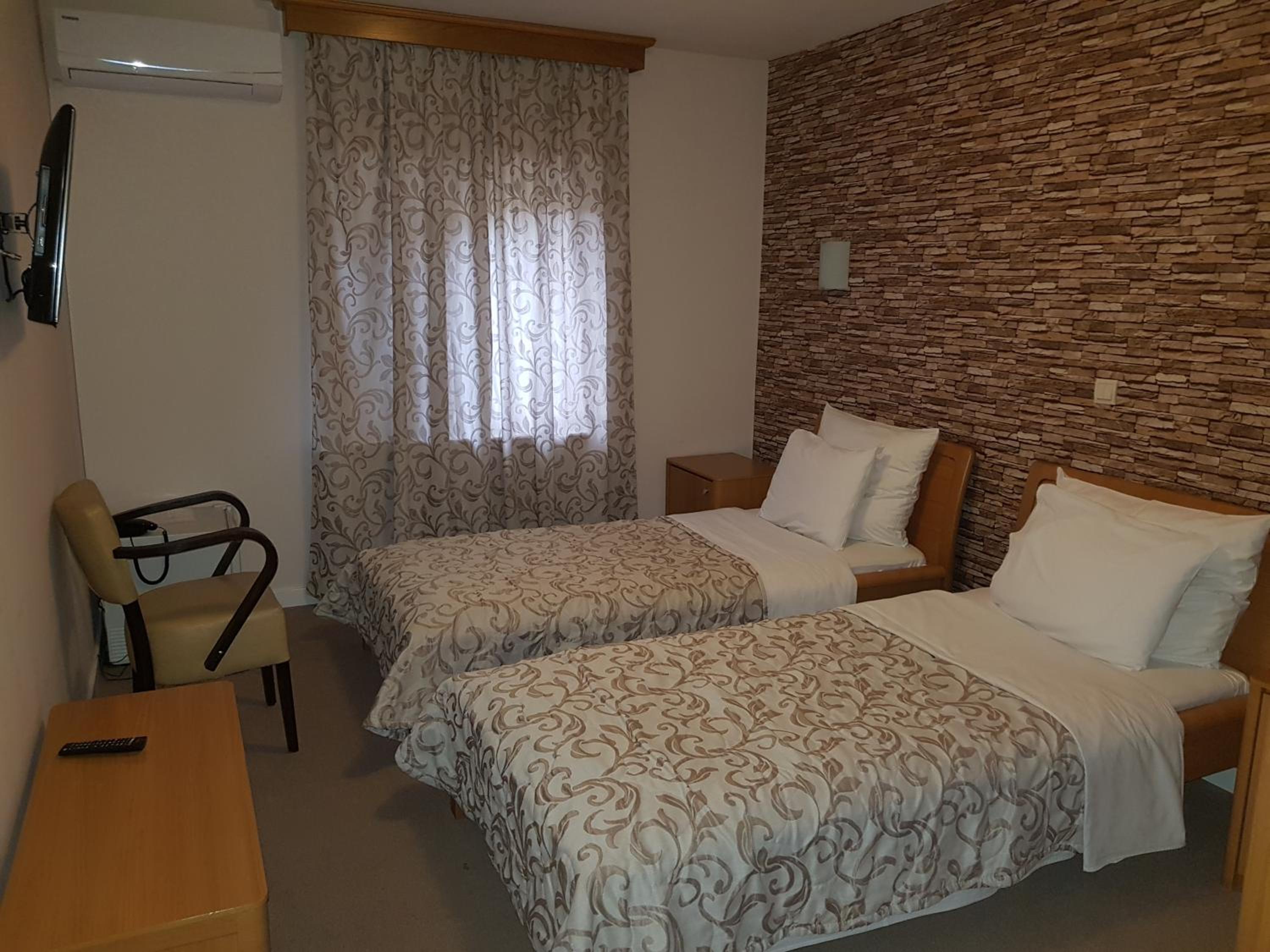 Twin Room with Bathroom - Photo 4