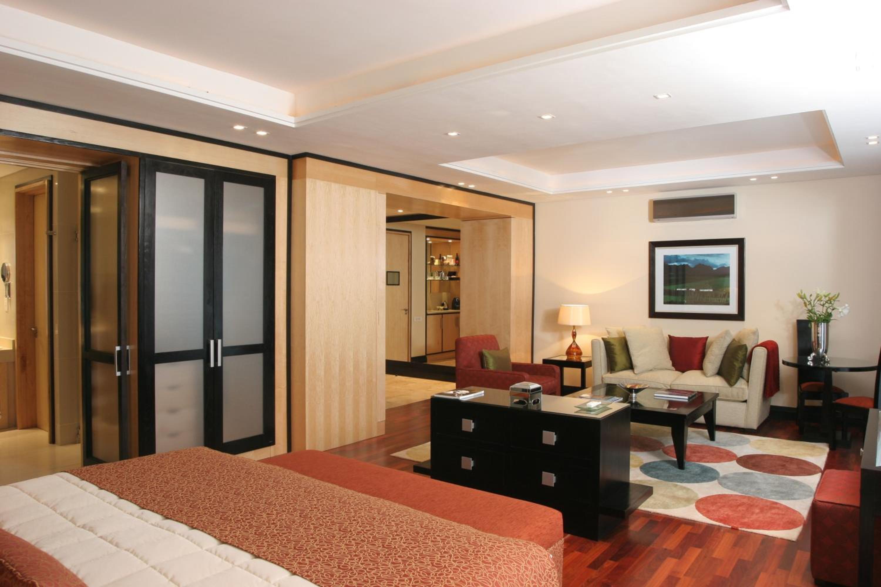 Business Suite - Photo 5