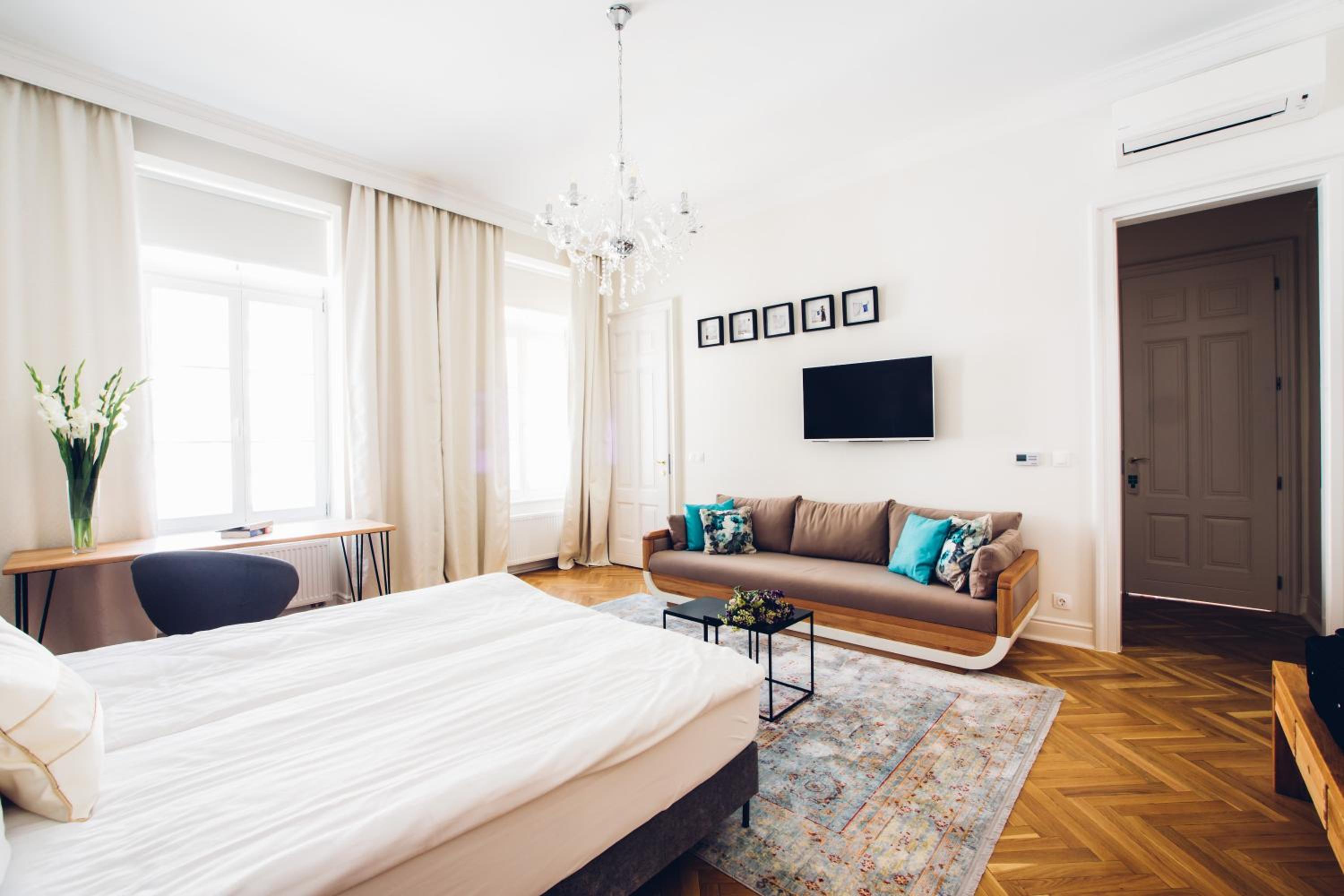 Large Double or Twin Room - Photo 9