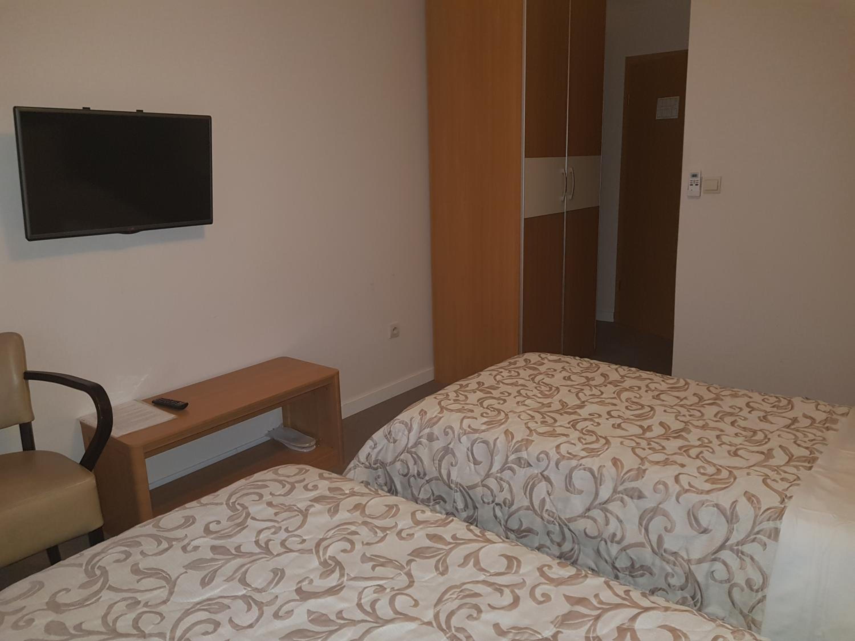 Twin Room with Bathroom - Photo 2