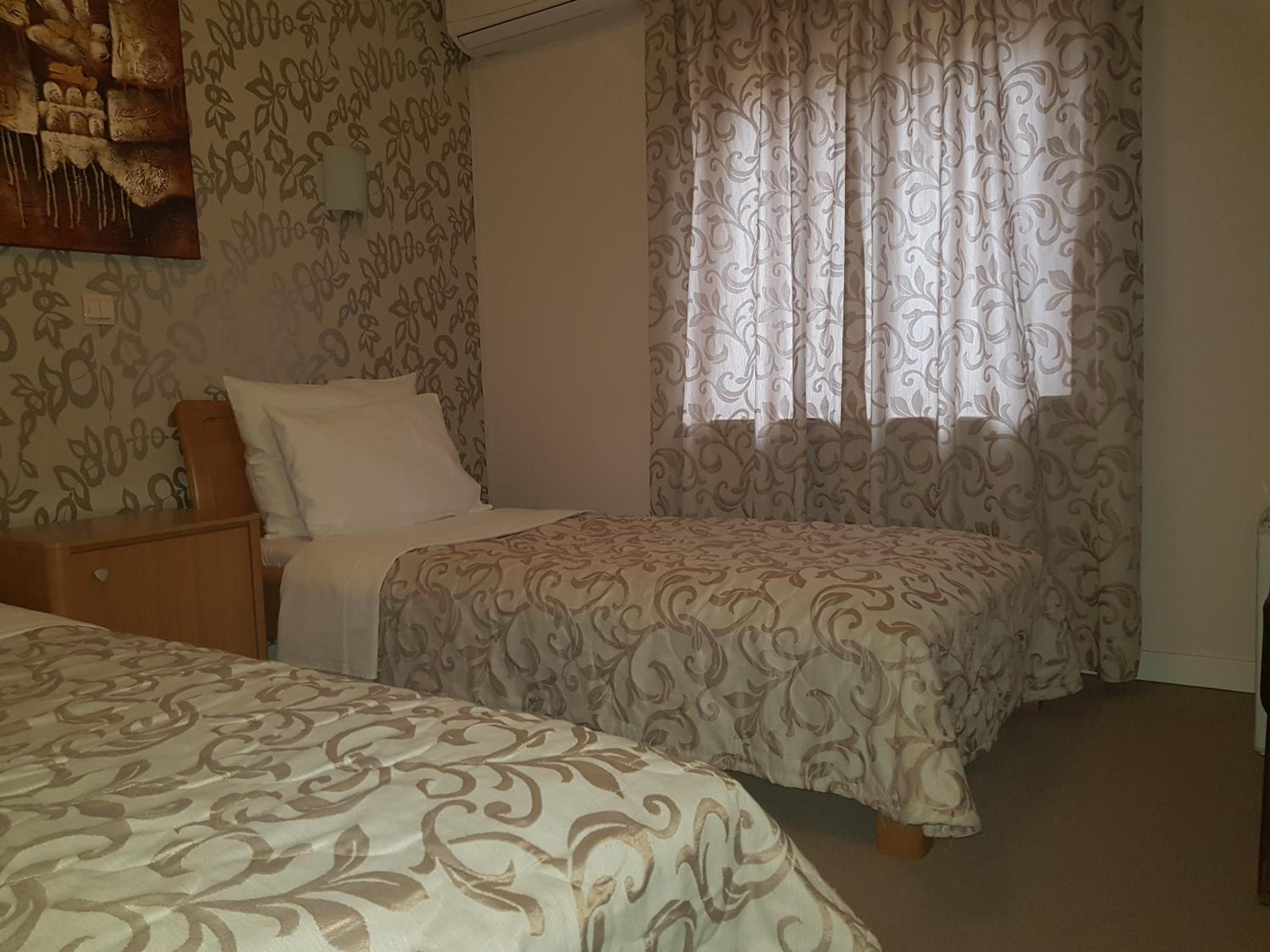Twin Room with Bathroom - Photo 6