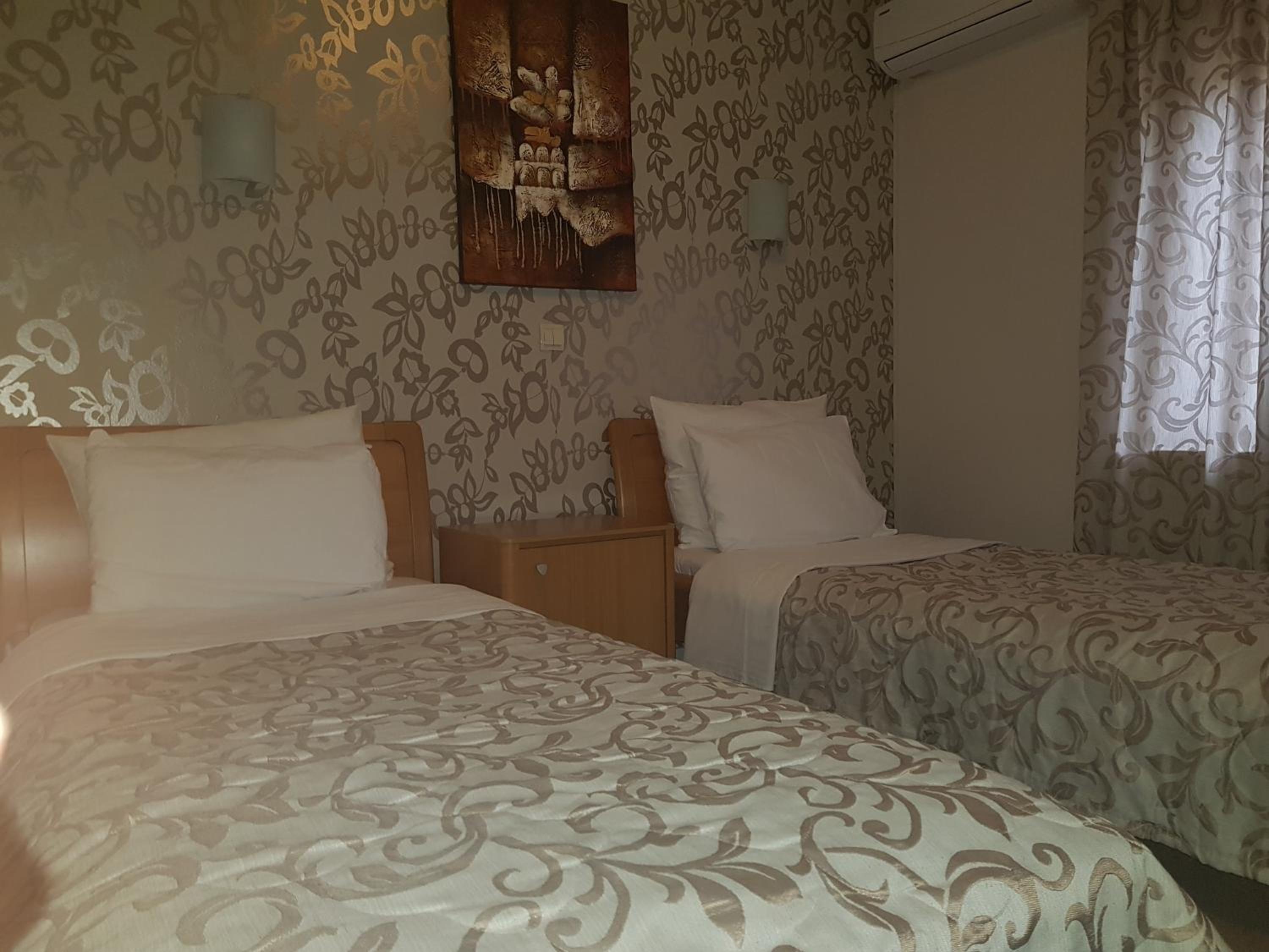 Twin Room with Bathroom - Photo 7