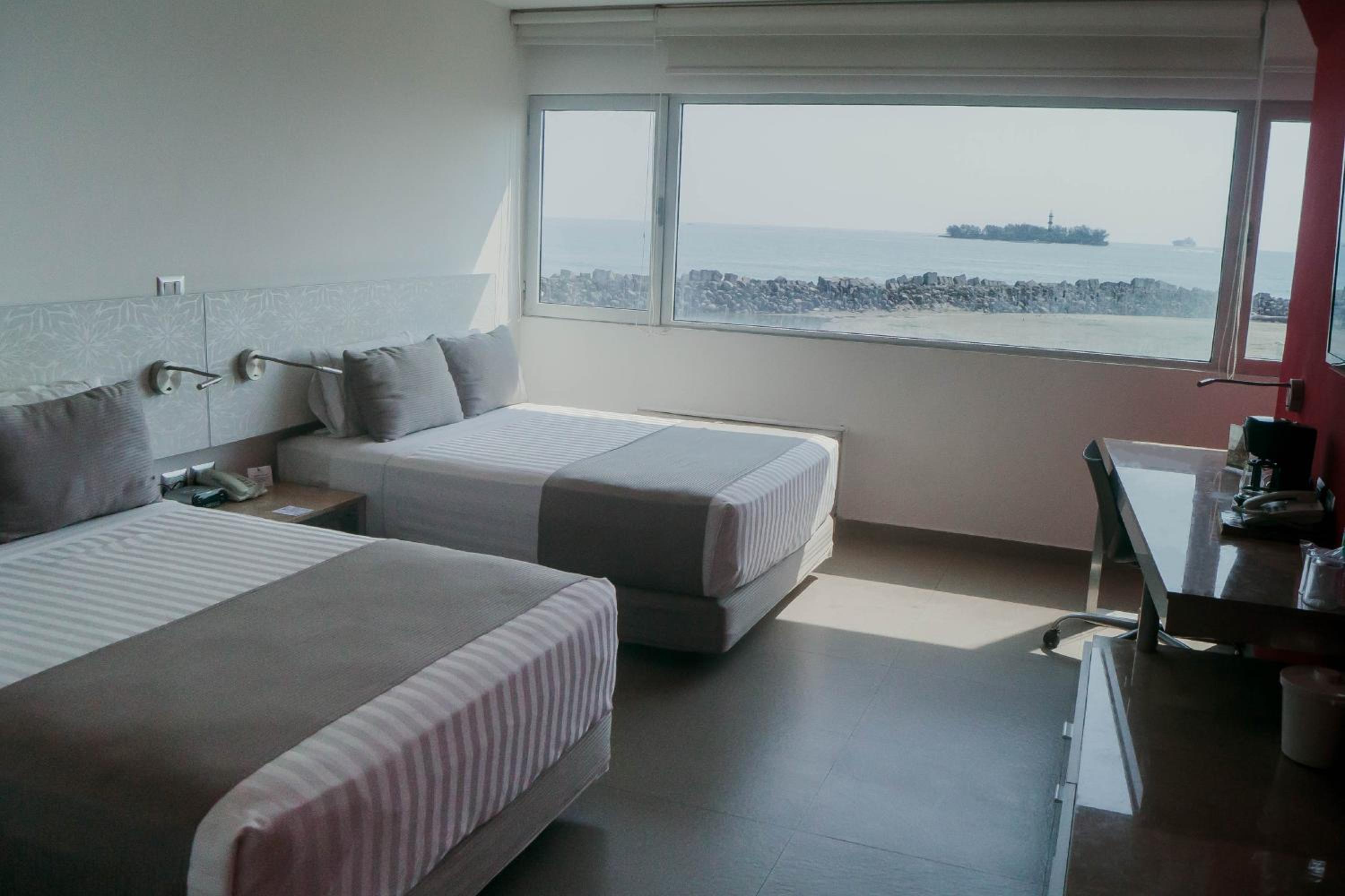 Double Room with Two Double Beds with Beach View photo 2