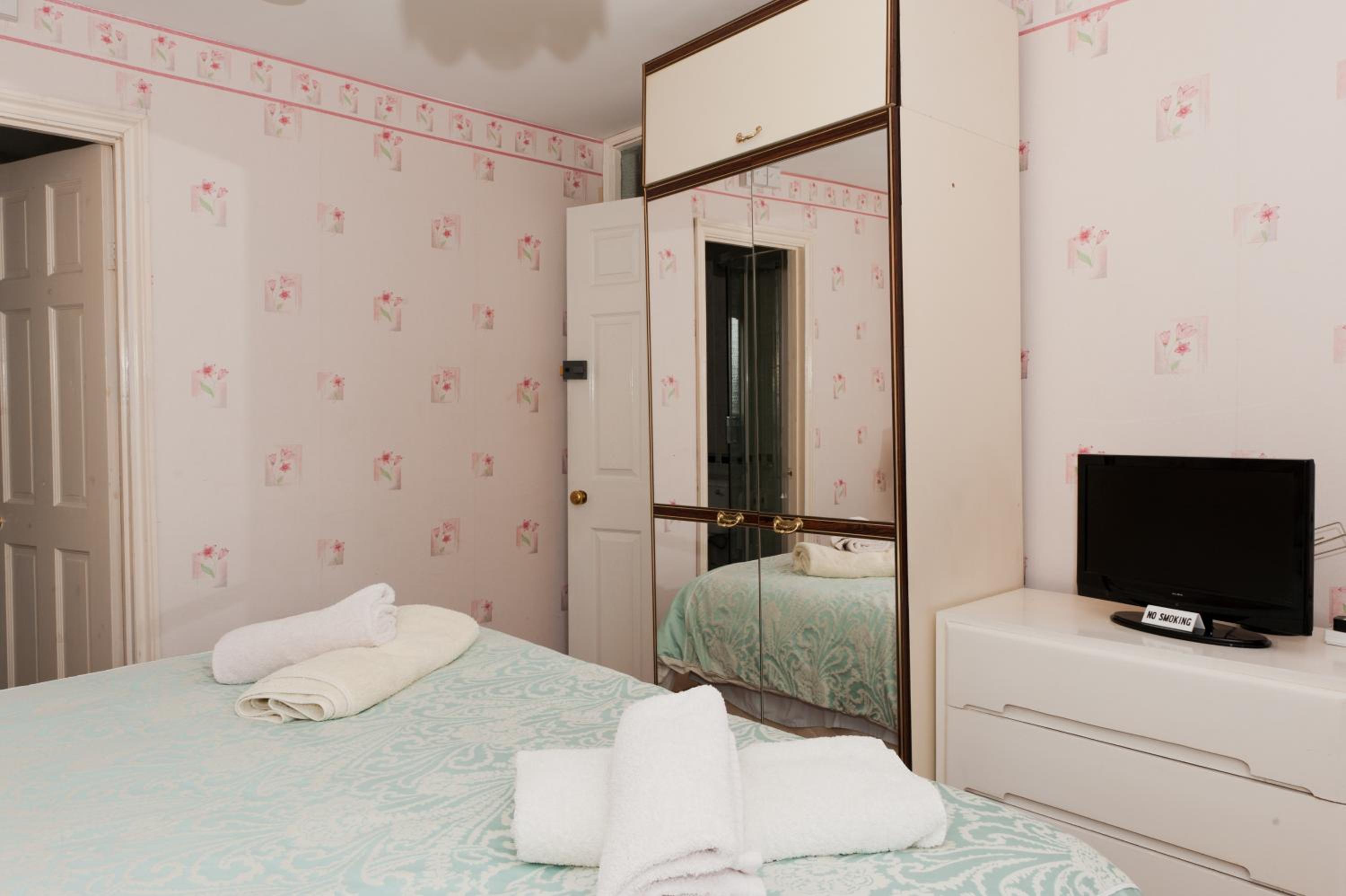 Deluxe Double Room with Shower - Photo 4