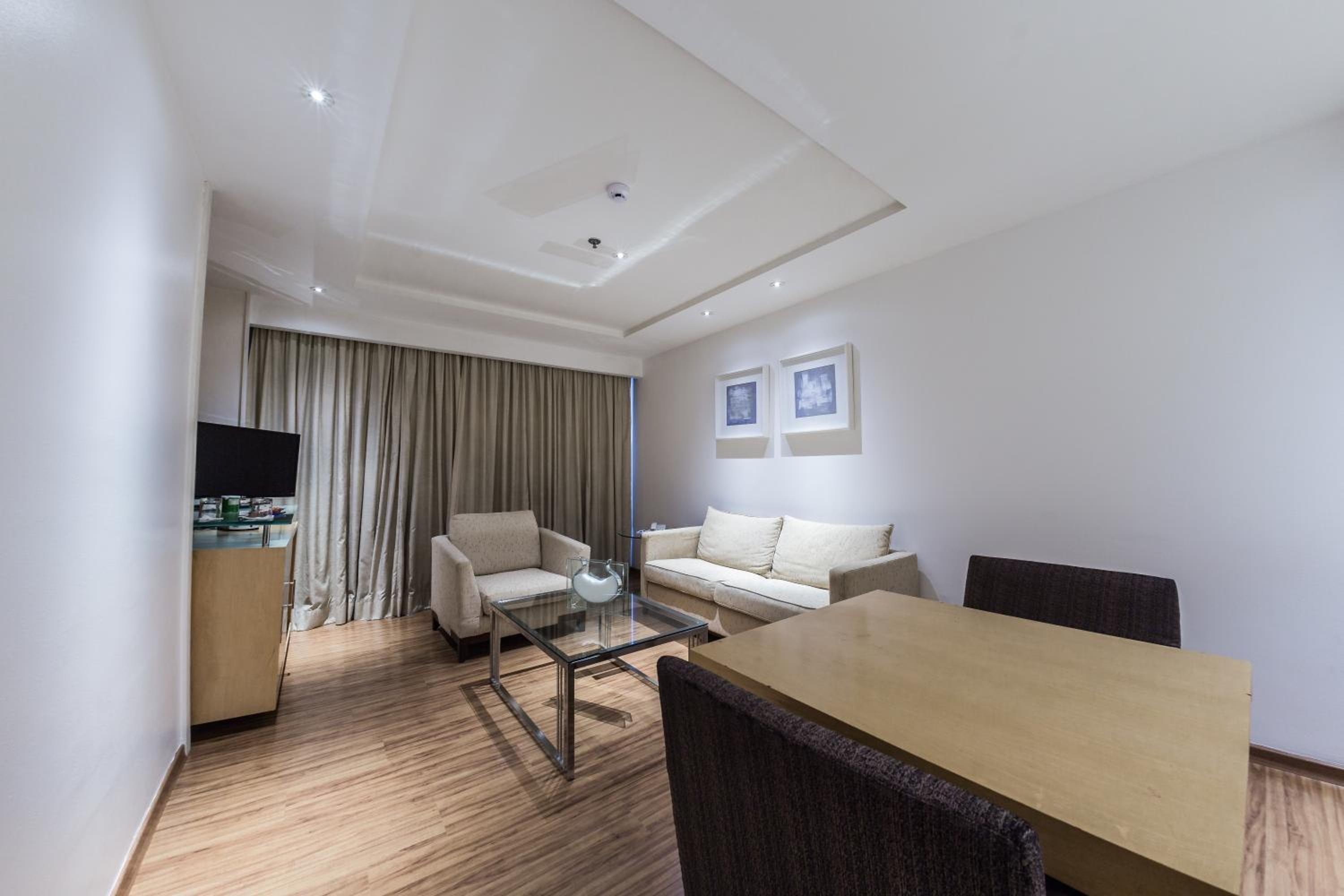 Luxury Suite with Hot Tub