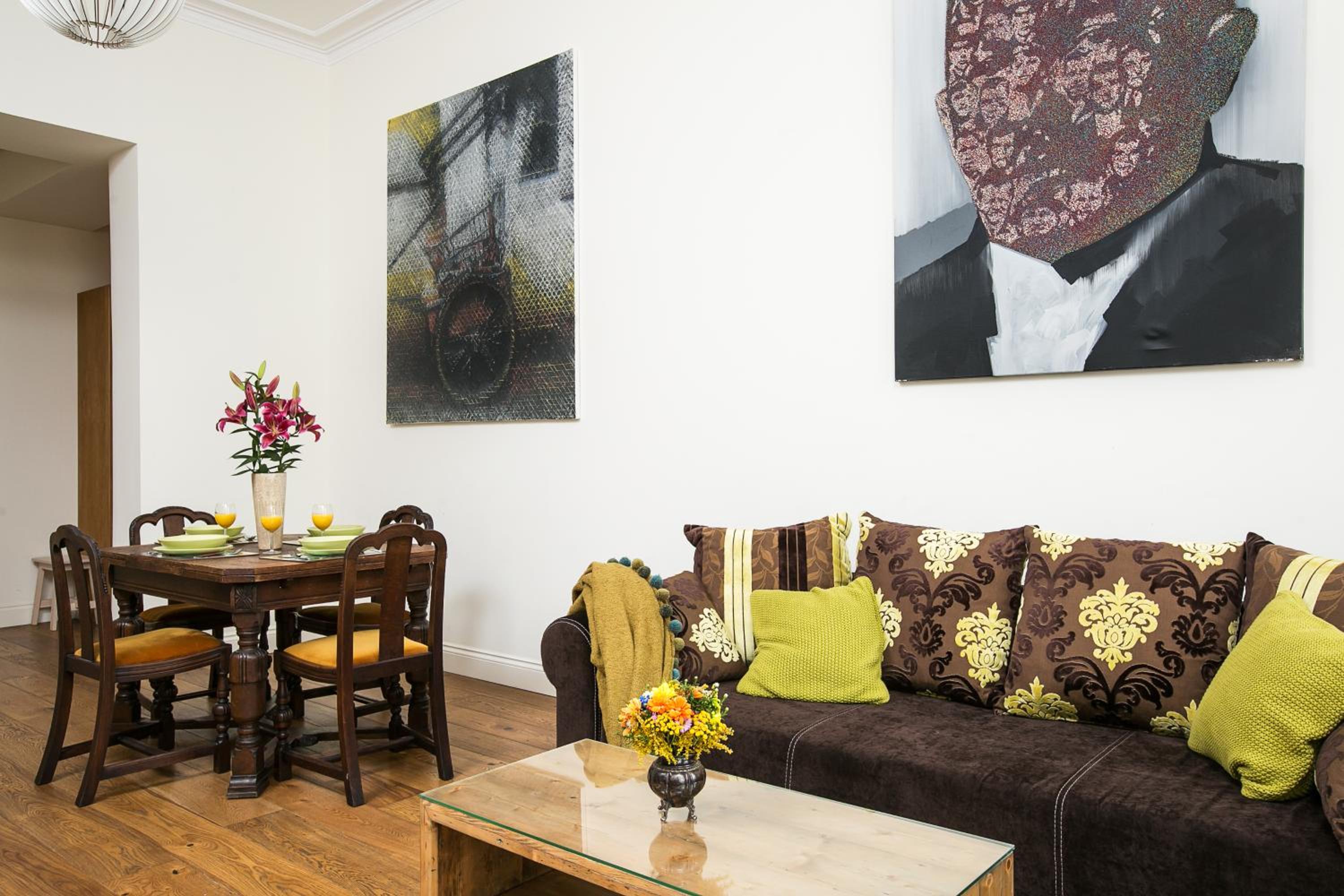 One-Bedroom Apartment - Photo 1