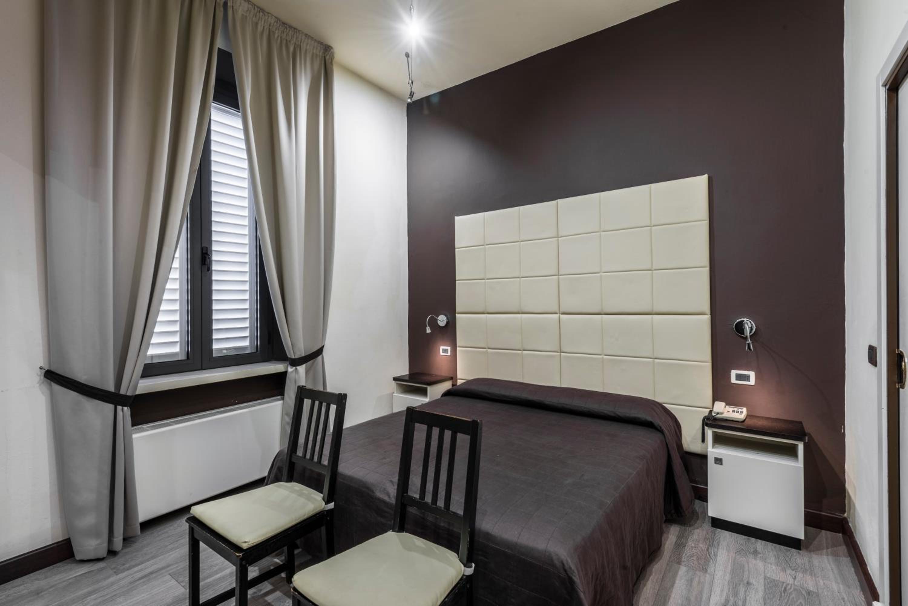 Double or Twin Room - Photo 4