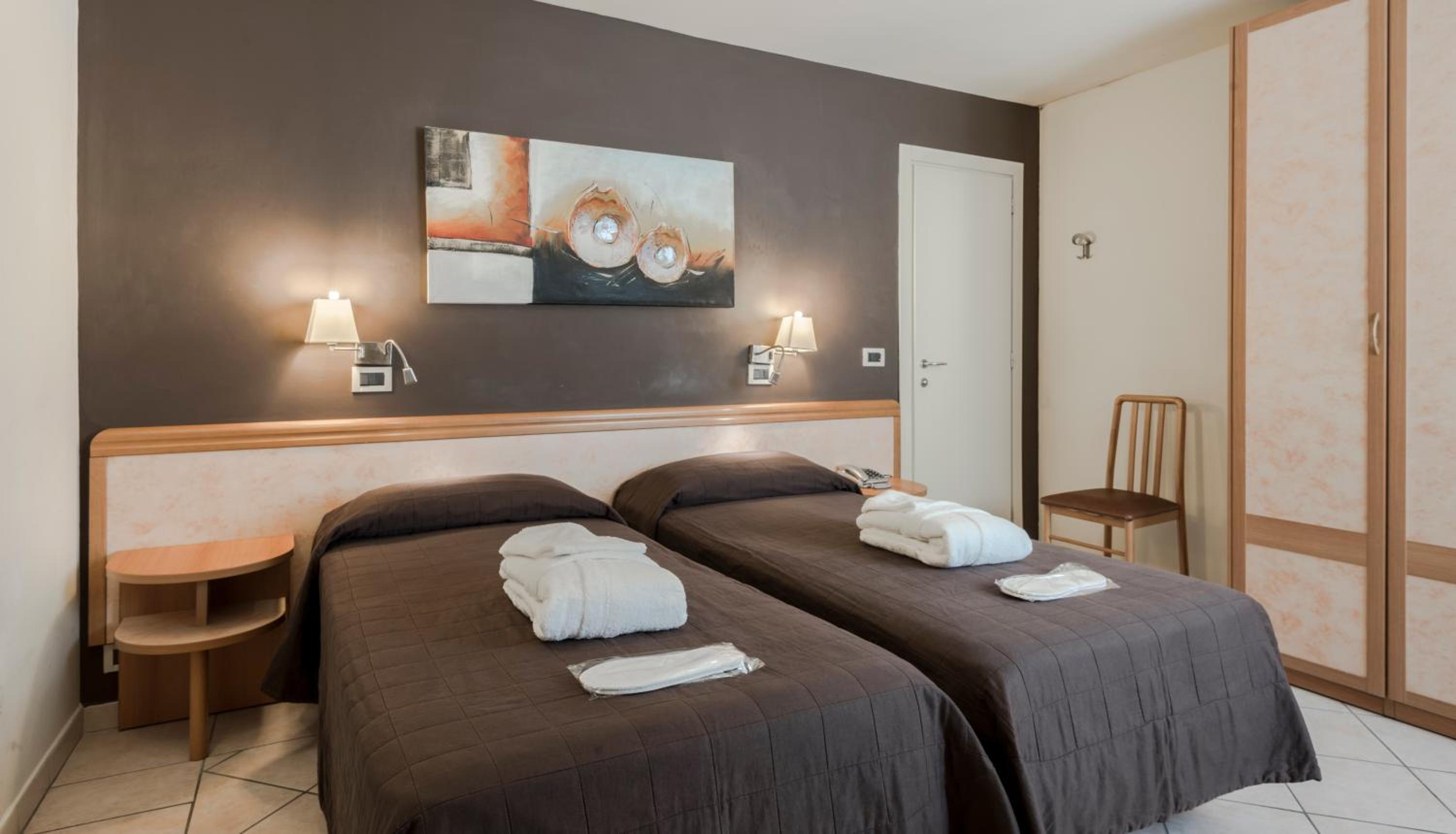 Double or Twin Room - Photo 3