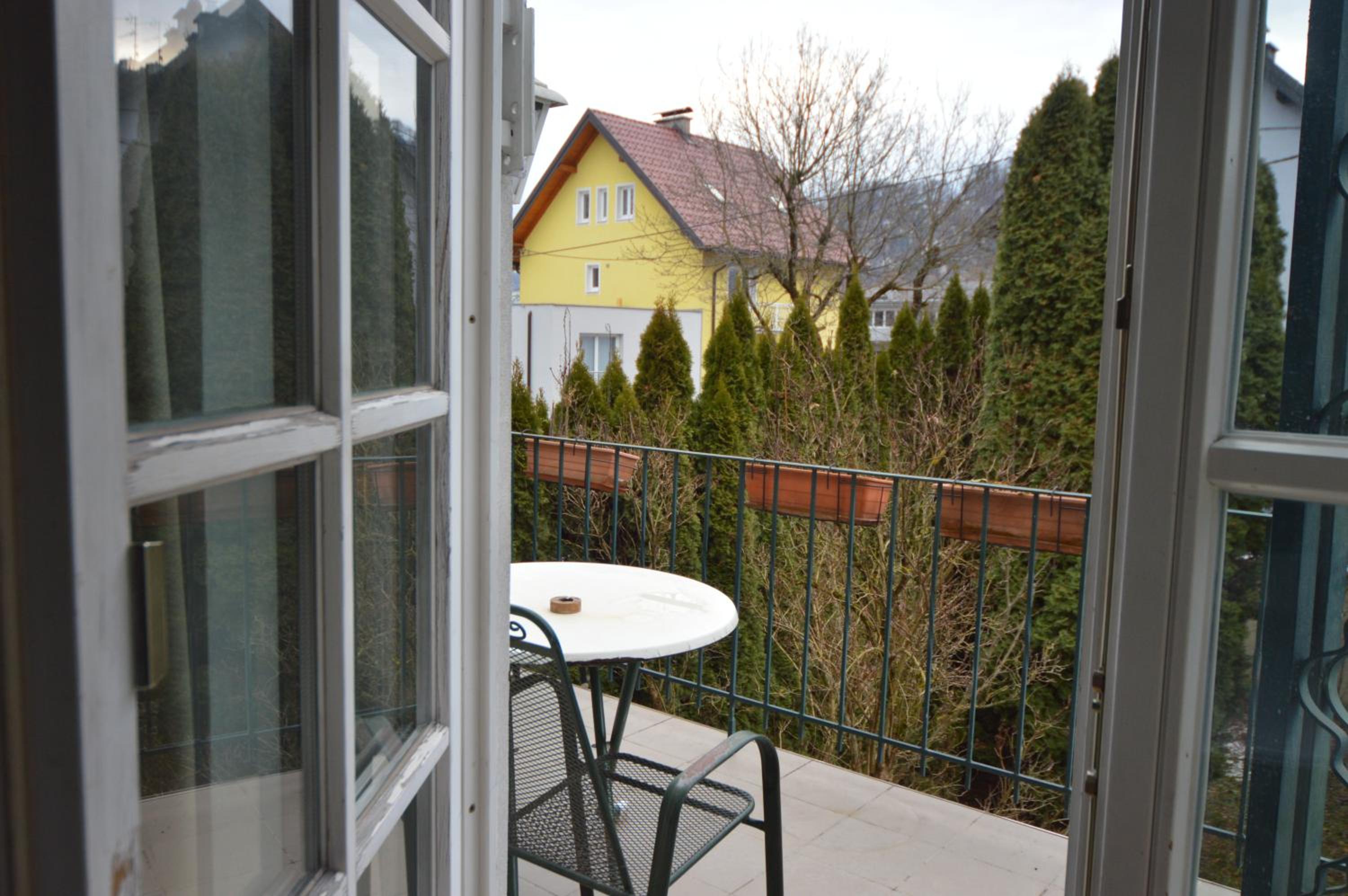 Apartment with Balcony - Photo 5