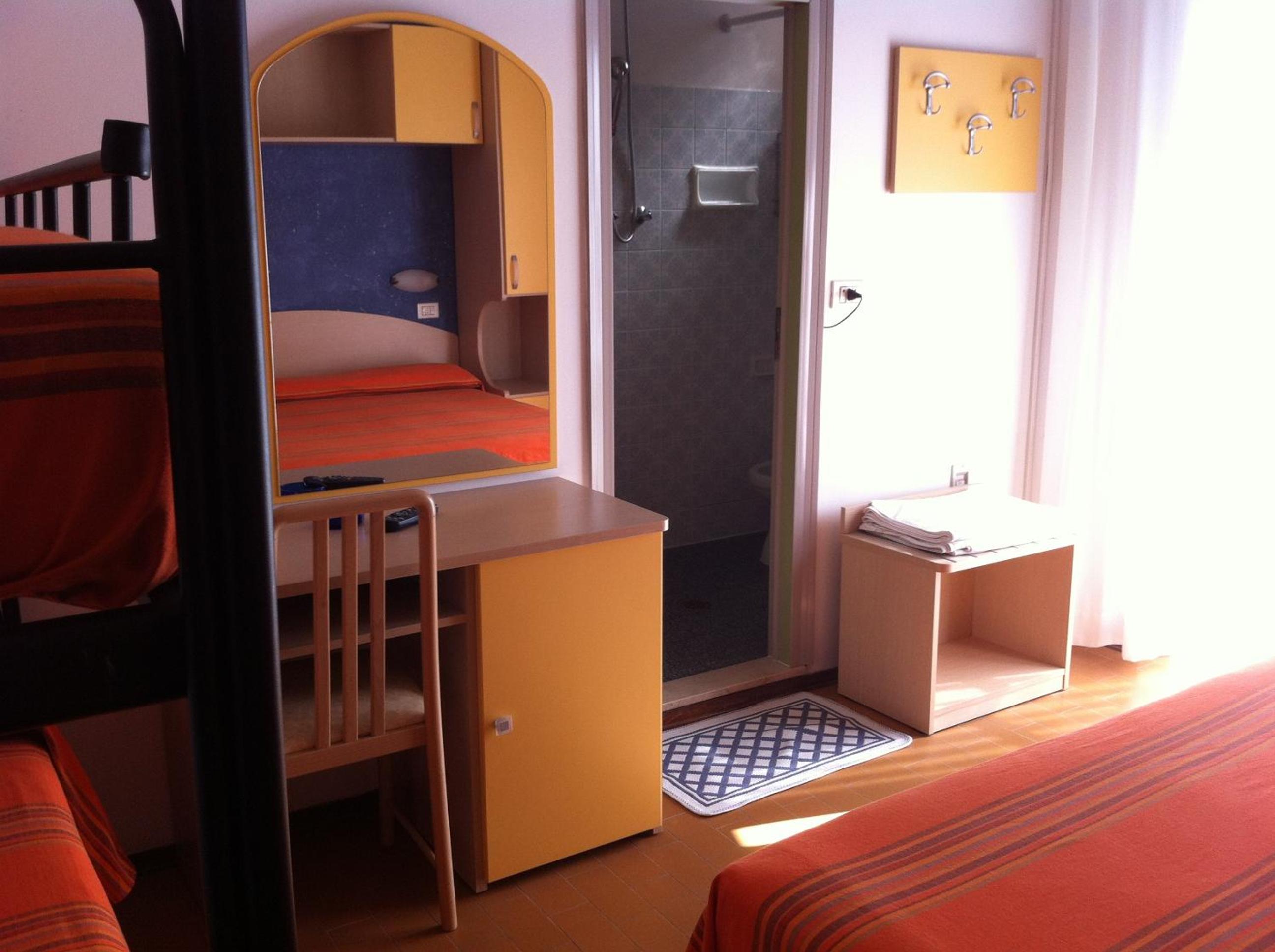 Economy Triple Room - Photo 11
