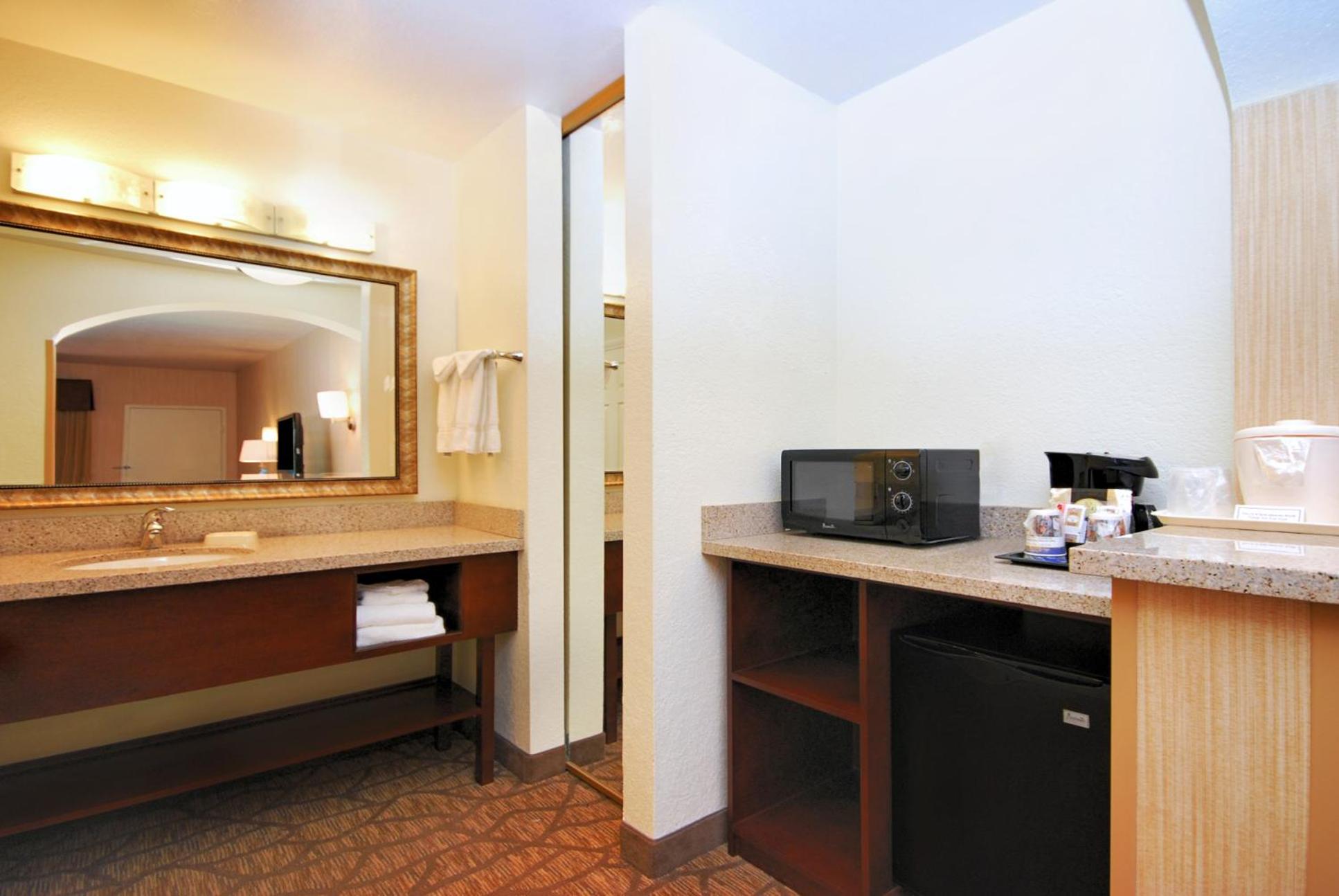 Queen Suite with Sofa Bed - Photo 4