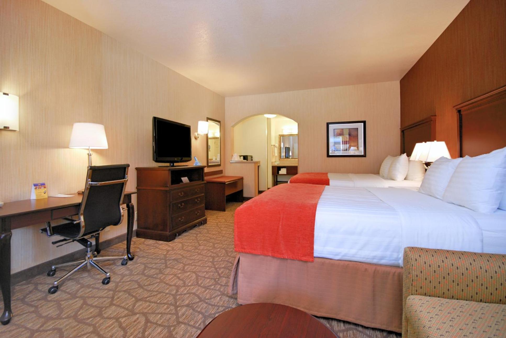 Queen Room with Two Queen Beds - Non-Smoking - Photo 1