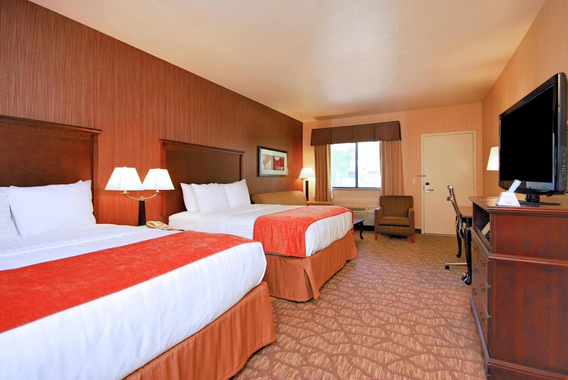 Queen Room with Two Queen Beds - Non-Smoking - Photo 2