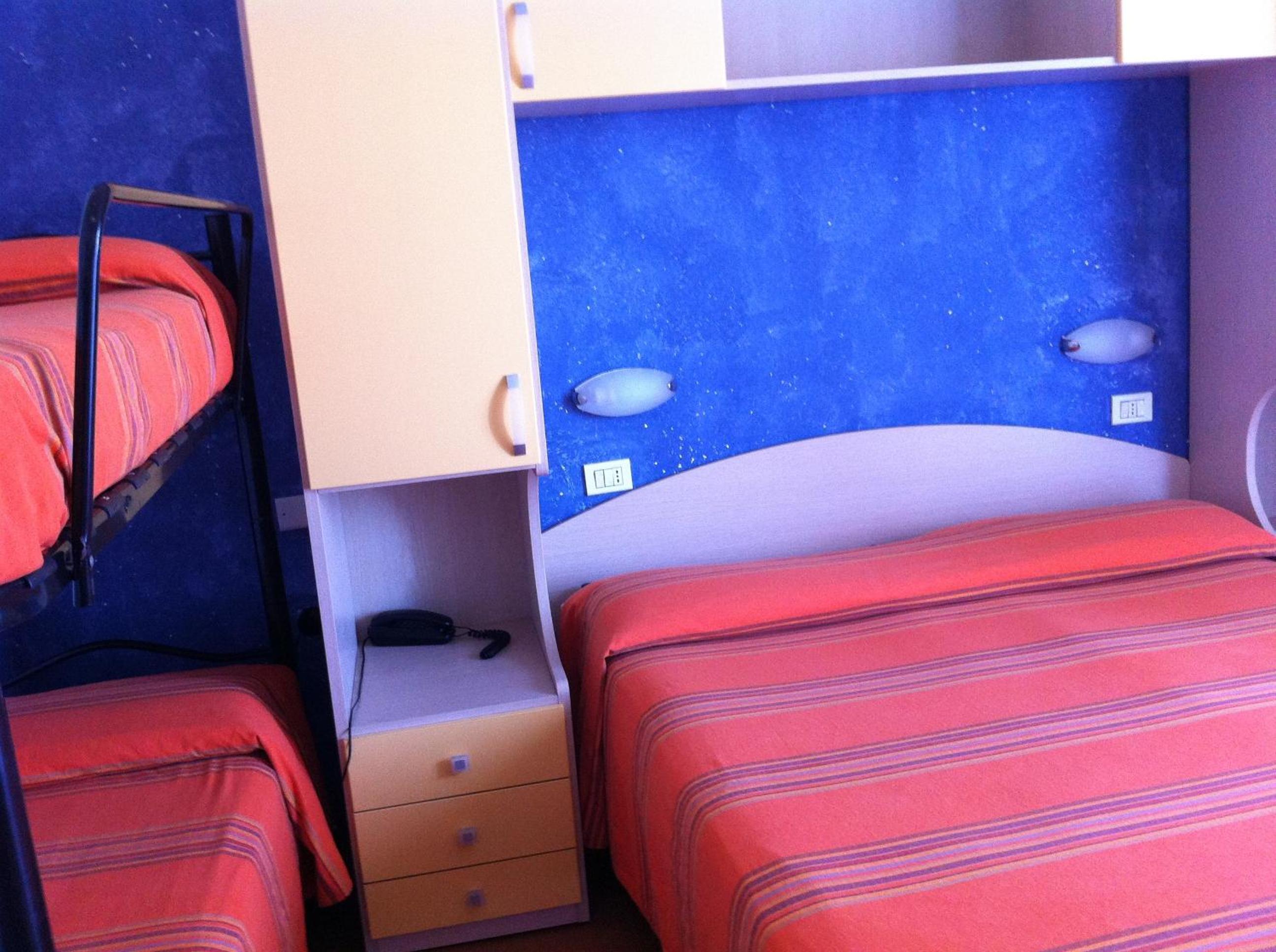Economy Triple Room - Photo 12