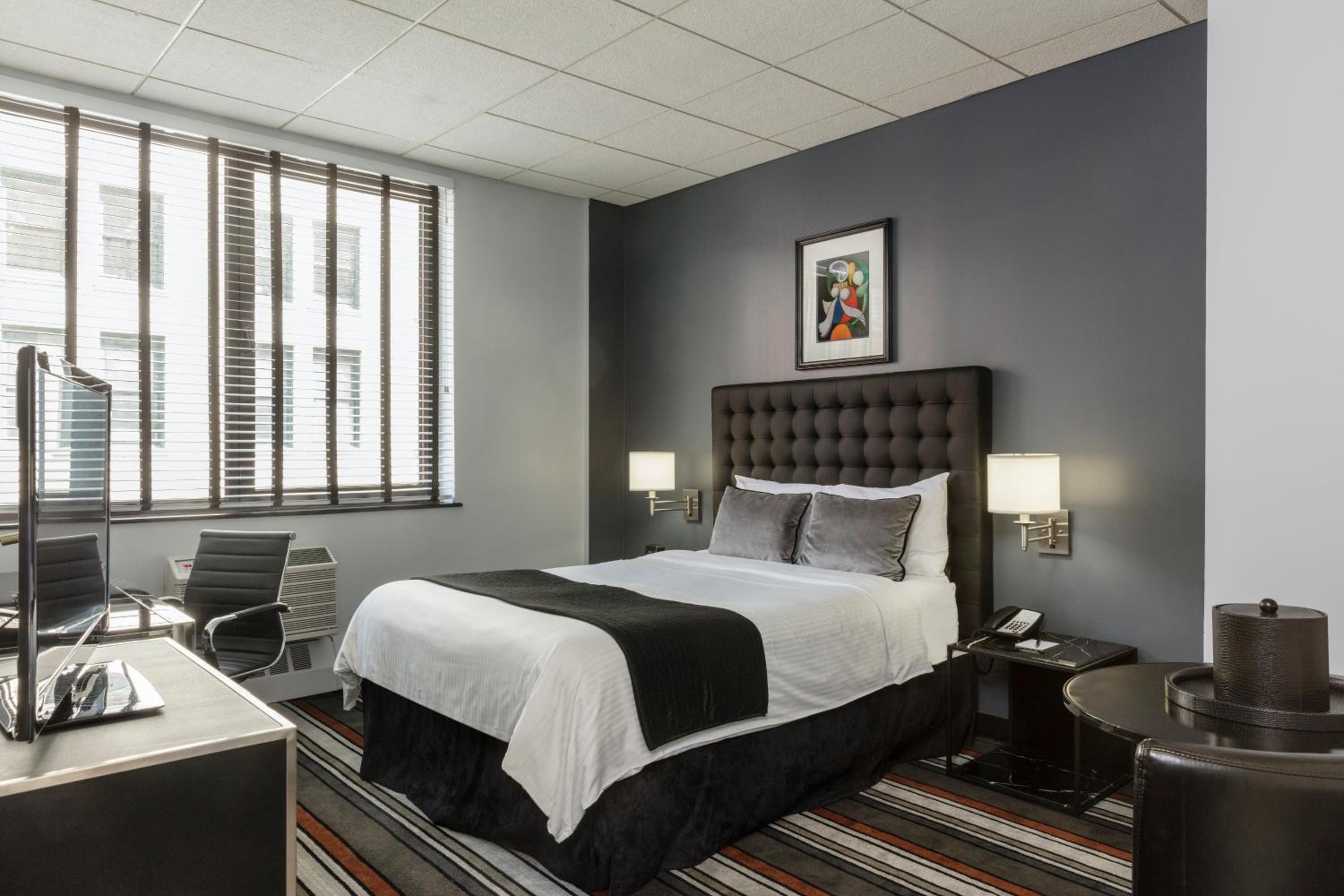 Superior Room With Queen Bed
