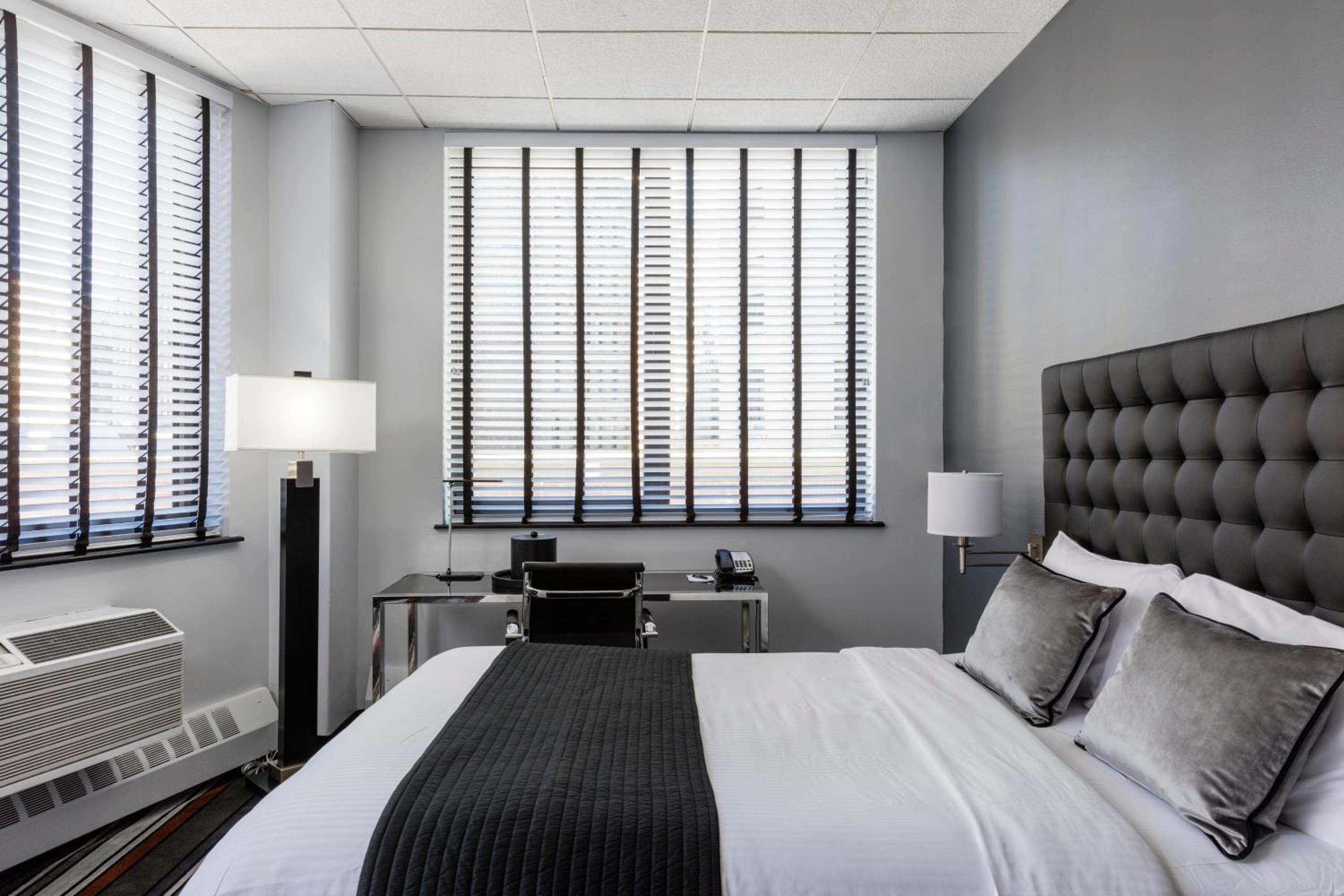 Superior Room With Queen Bed photo 3