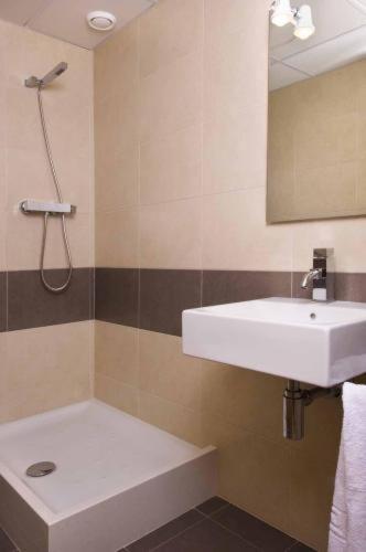 Twin Room (1 - 2 Adults) - Photo 2
