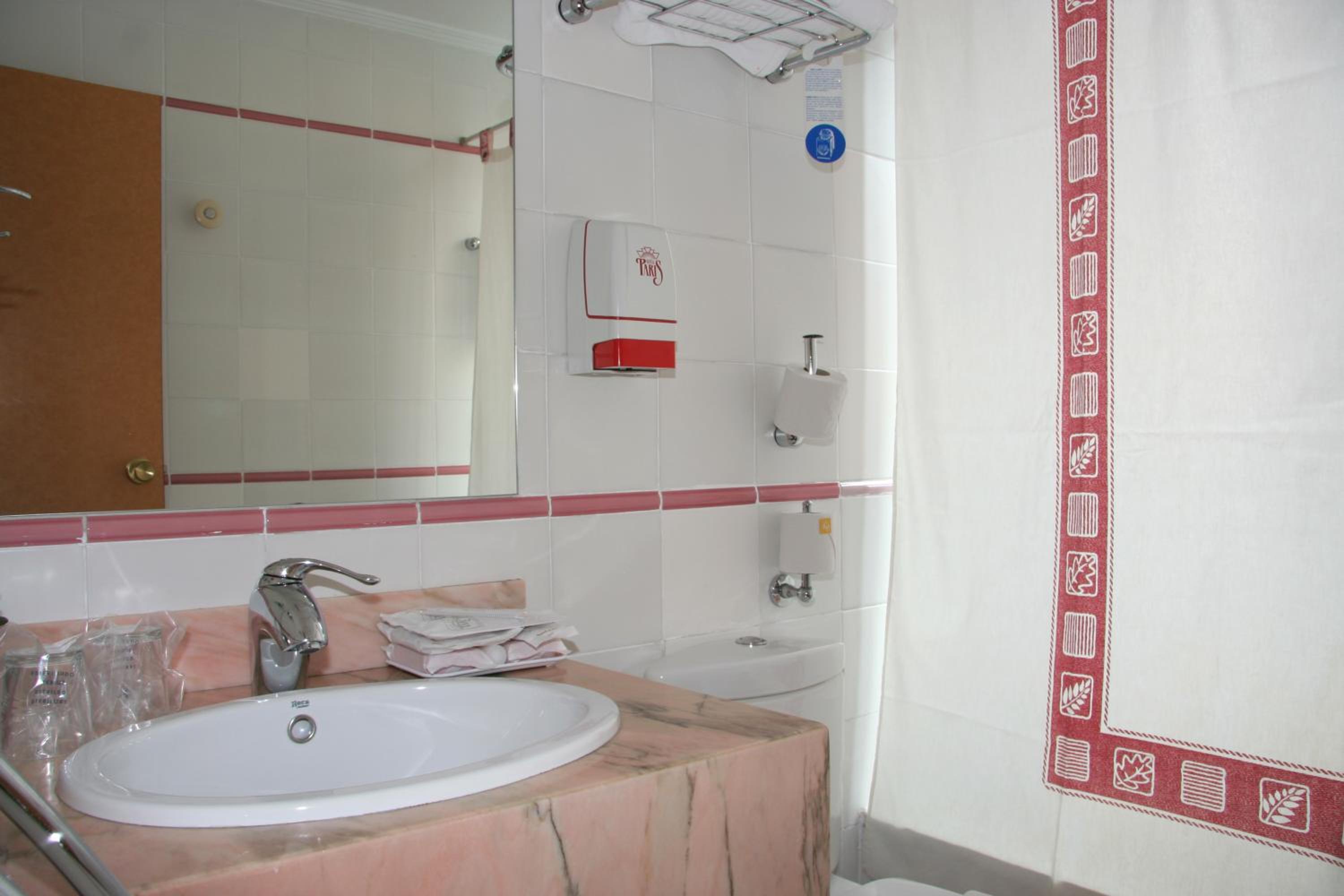 Queen Room photo 2