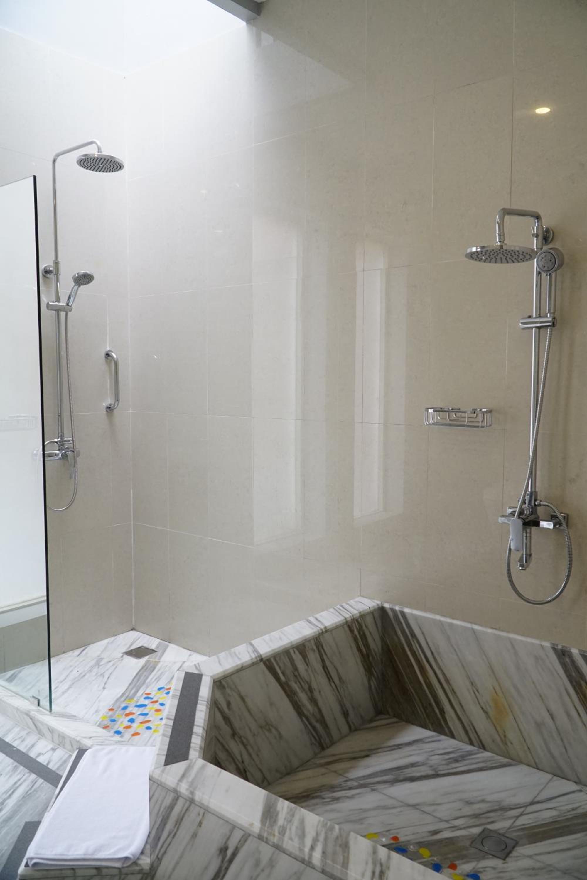 Executive Room - Photo 11