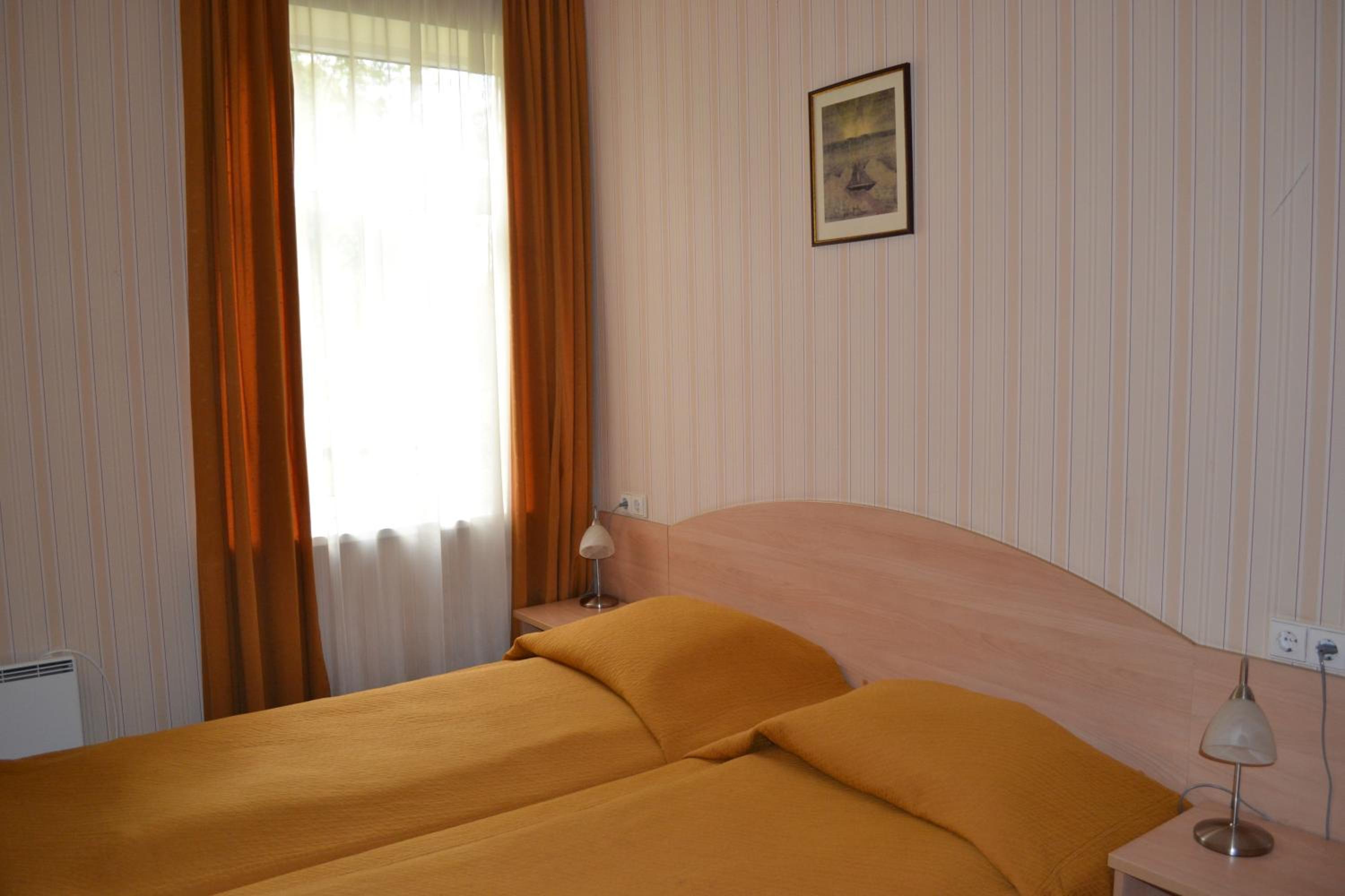 Family Room - Photo 4