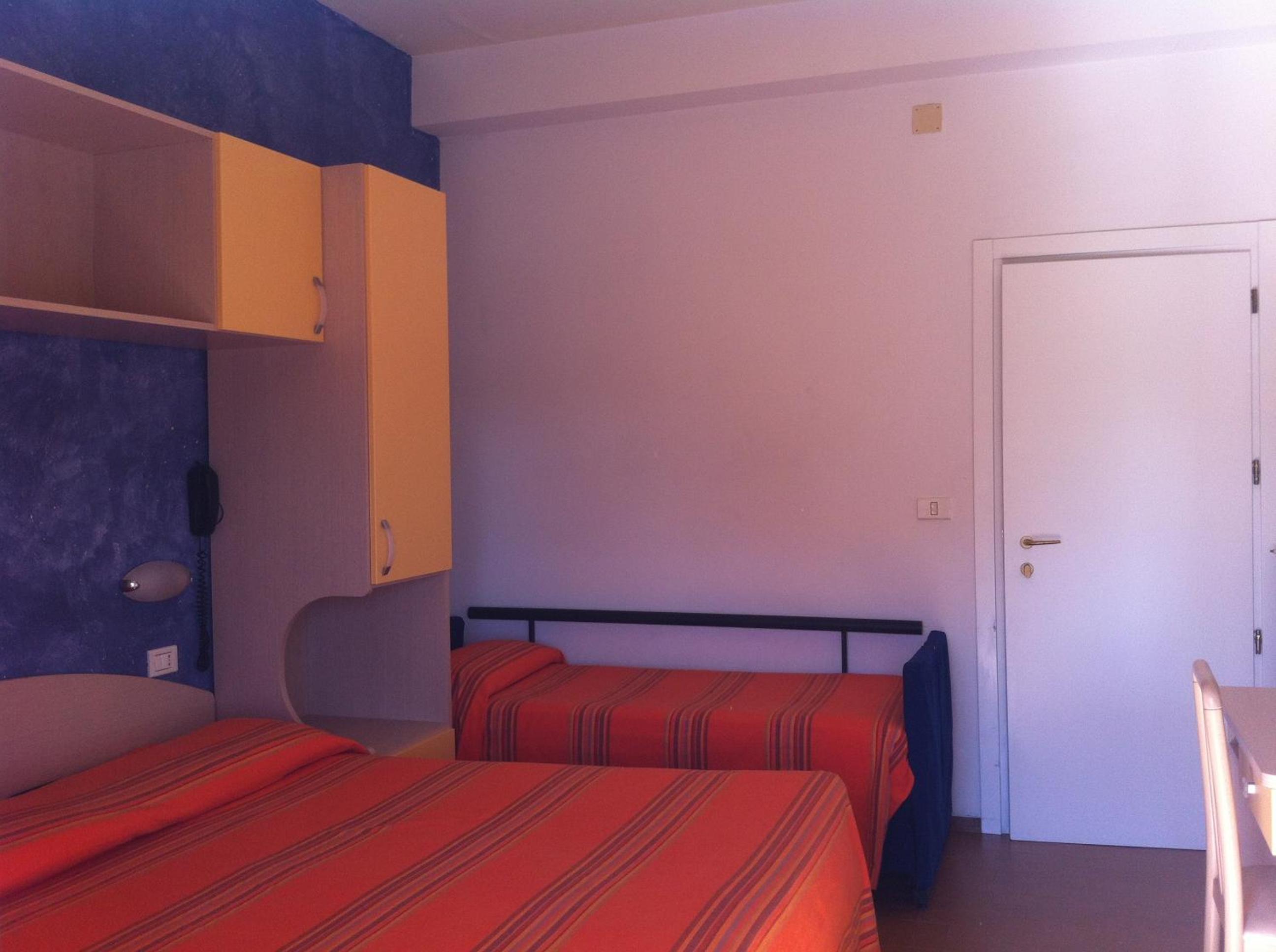 Economy Triple Room - Photo 18