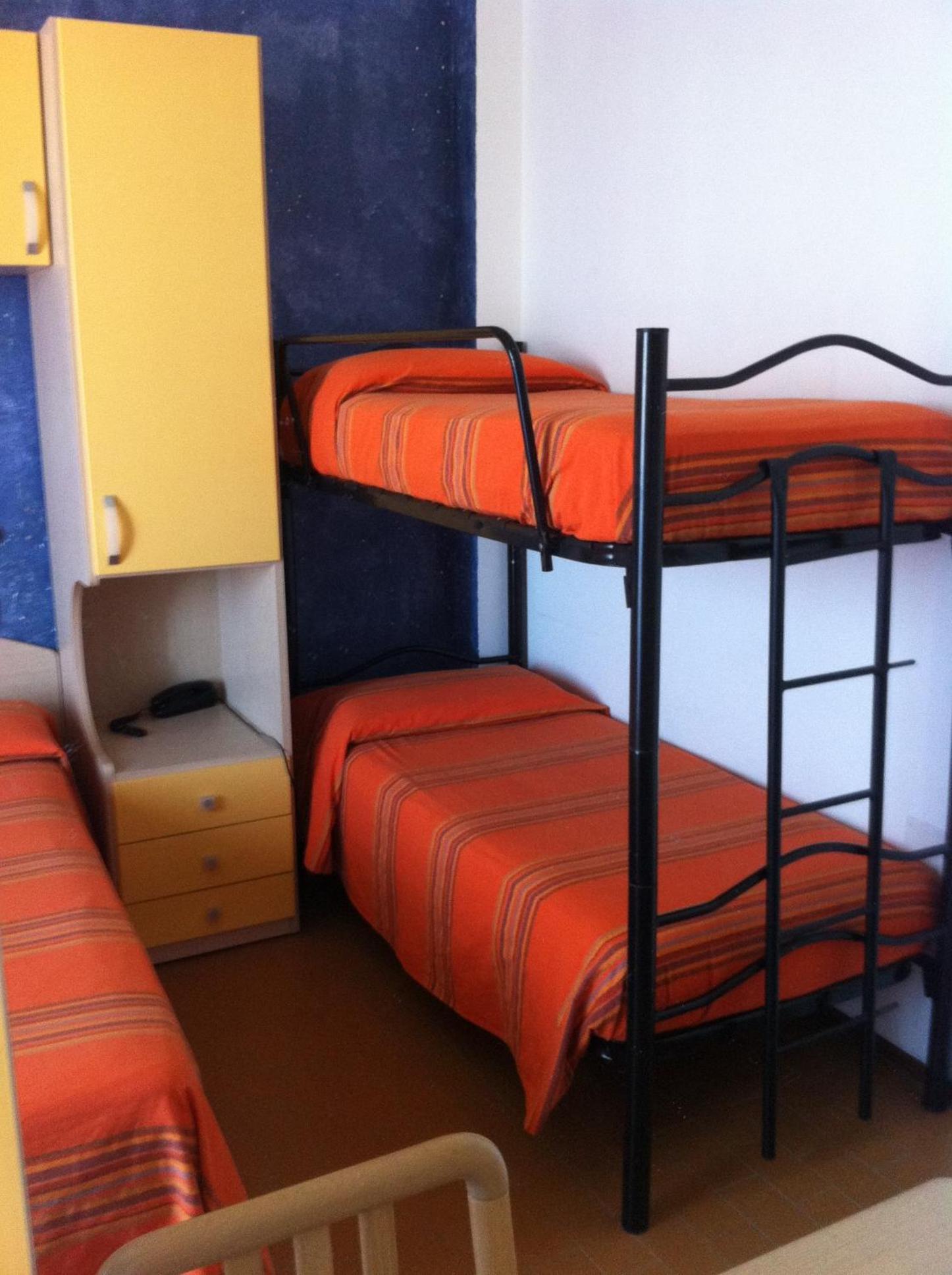 Economy Quadruple Room - Photo 5