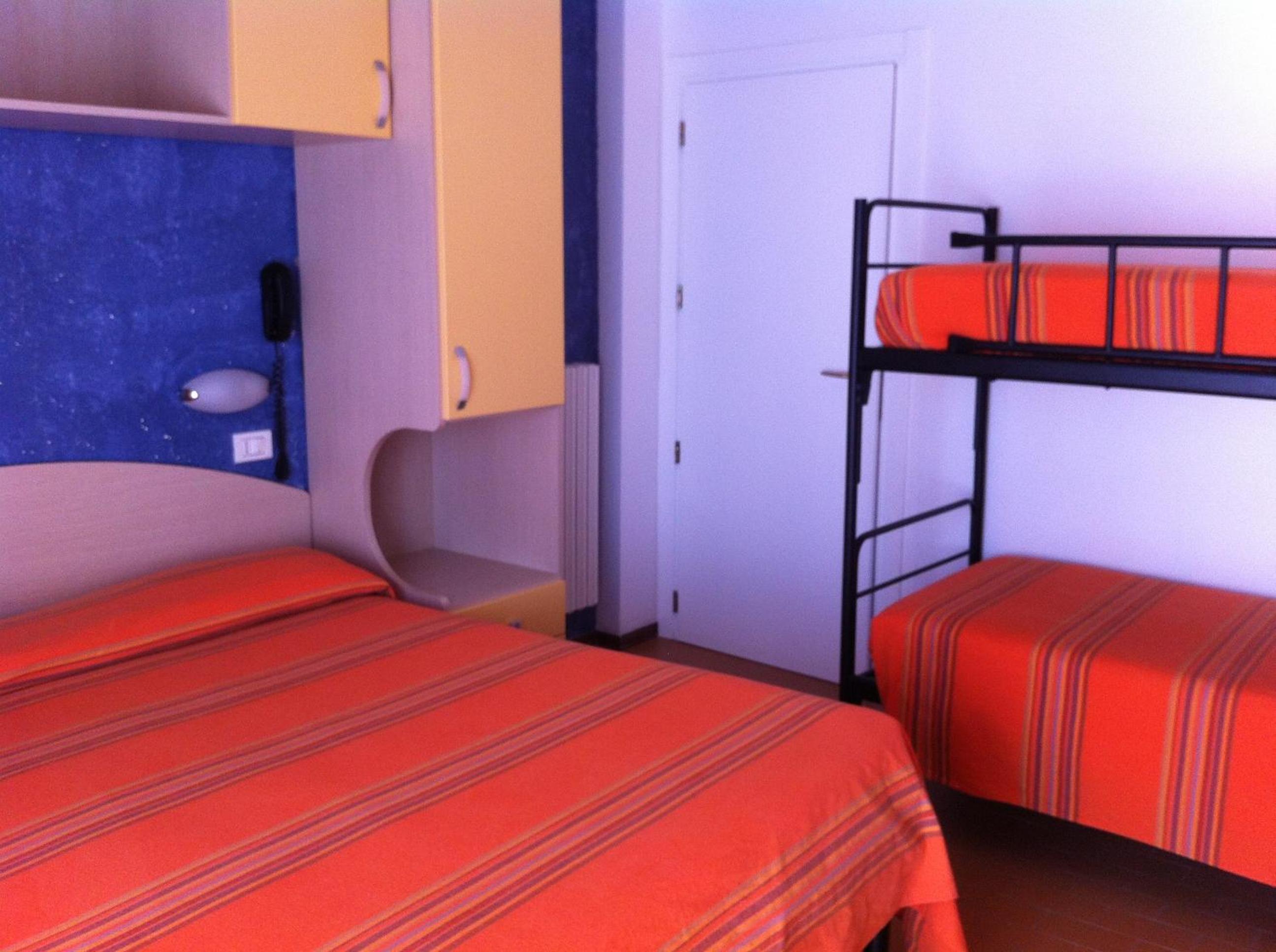 Economy Quadruple Room - Photo 6