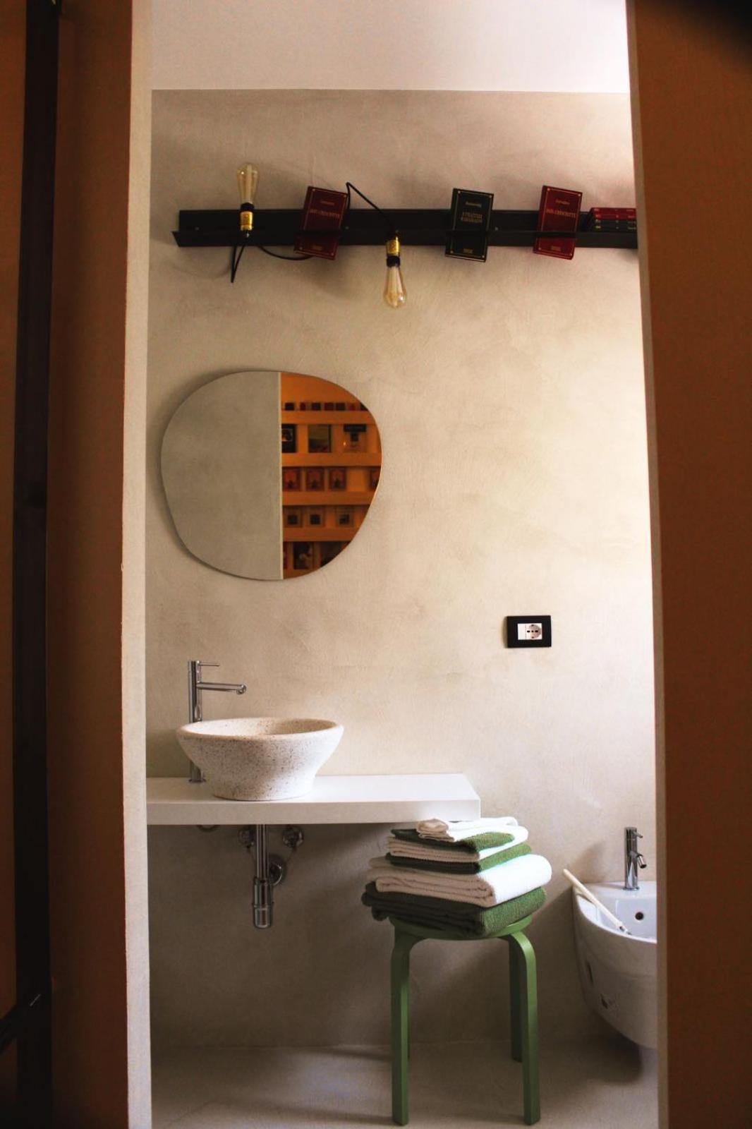 Double Room with Balcony - Photo 16