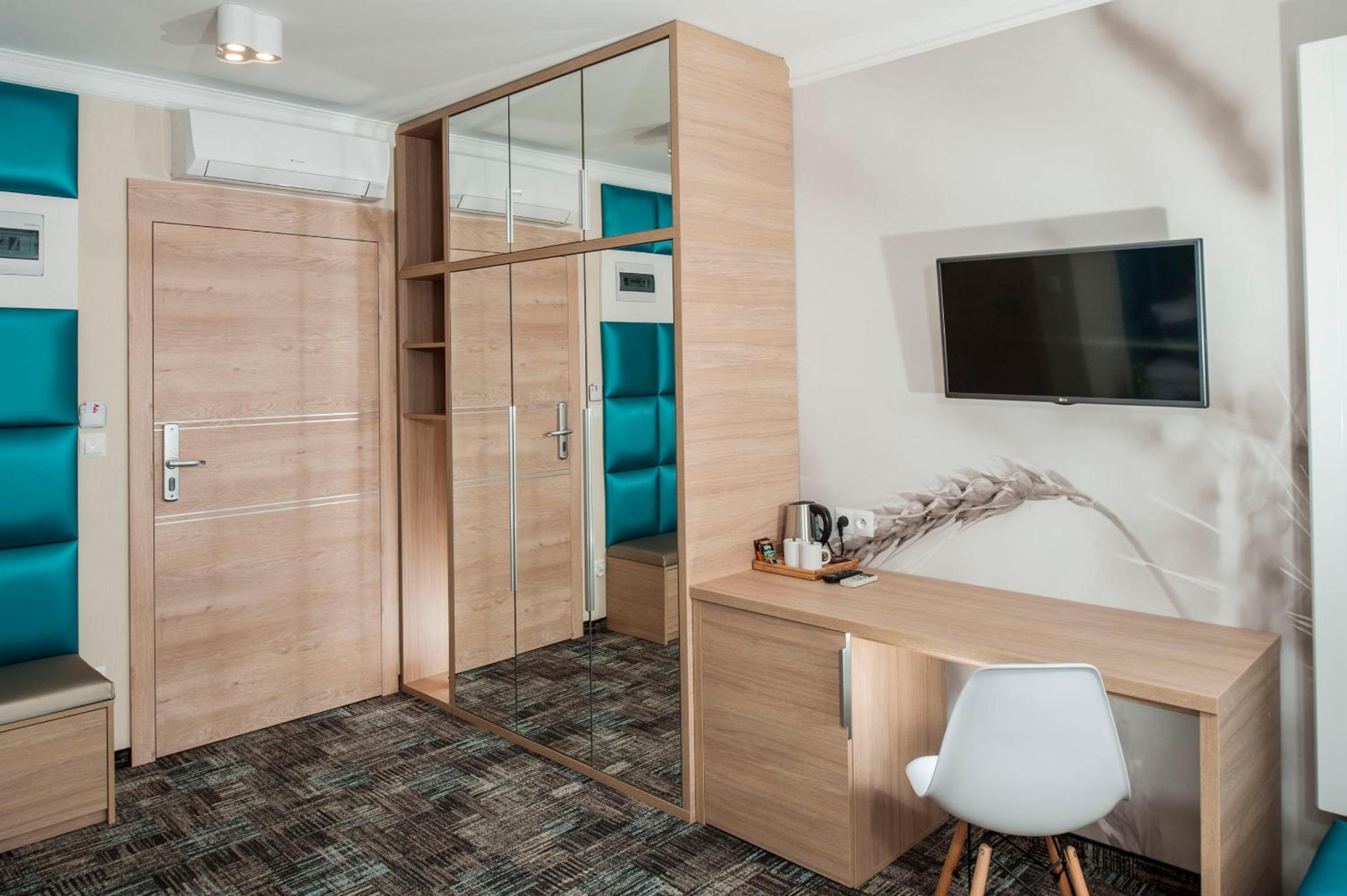 Deluxe Double Room with Balcony photo 3