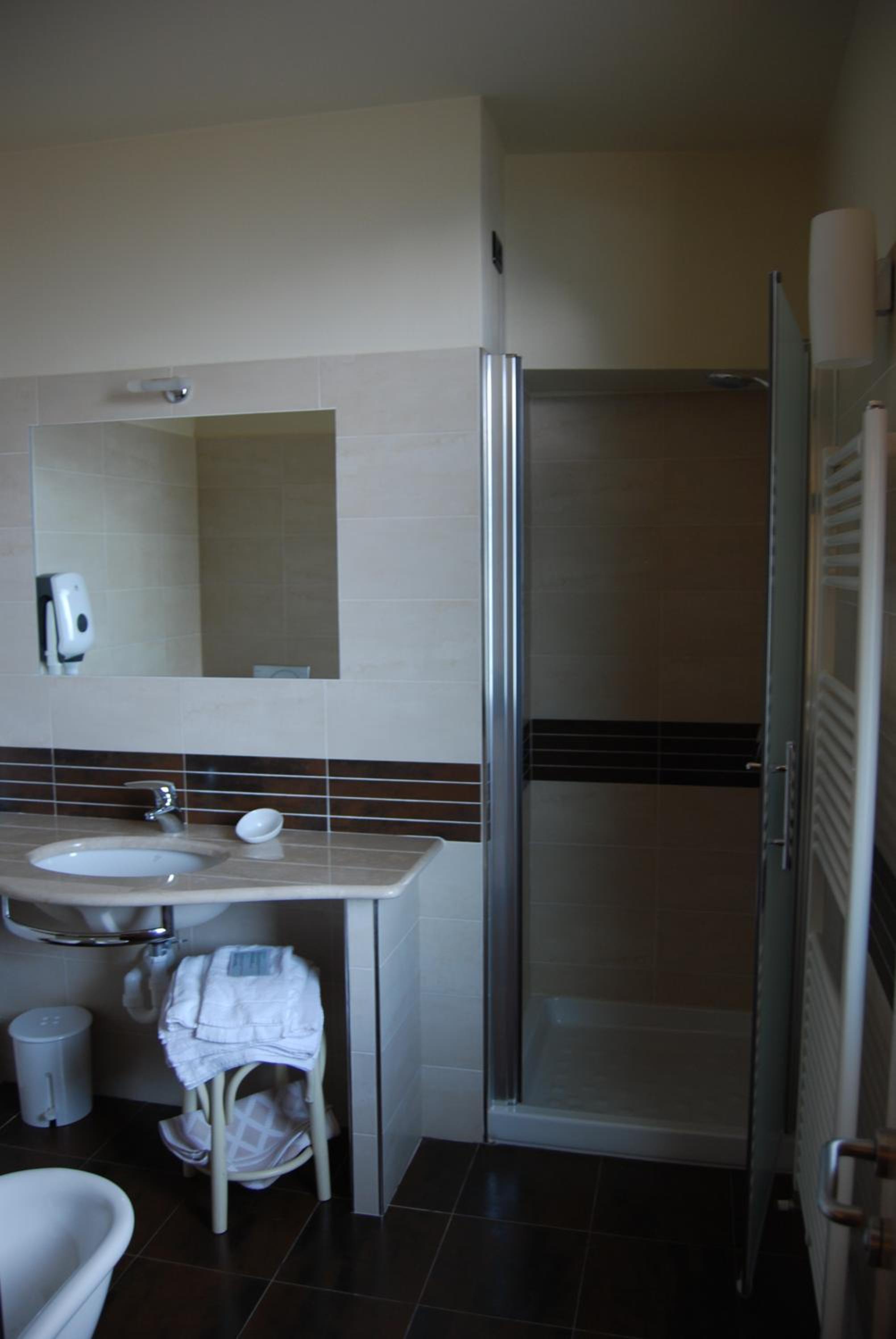 Standard Double or Twin Room with Lake View photo 3