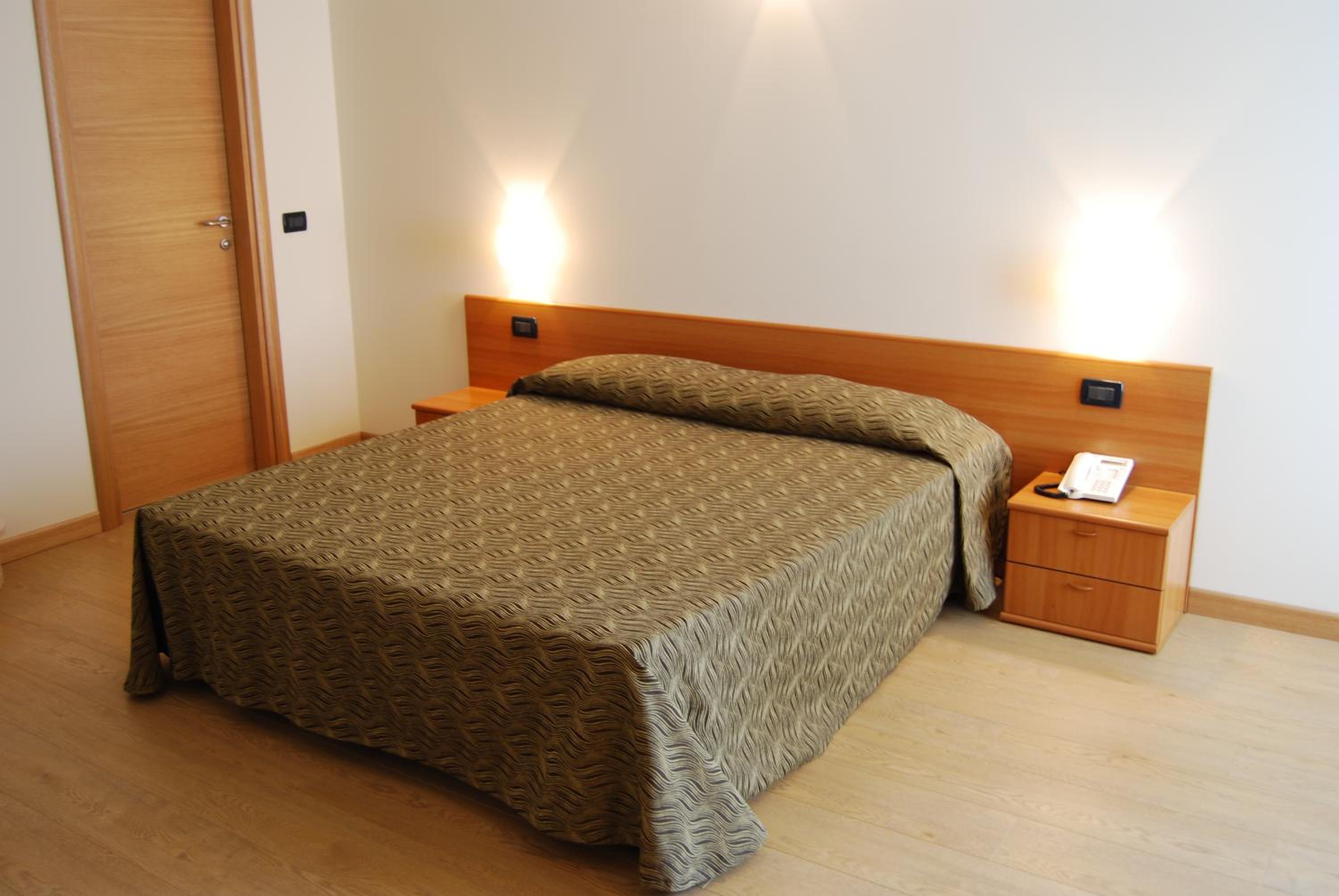 Standard Double or Twin Room with Lake View photo 1