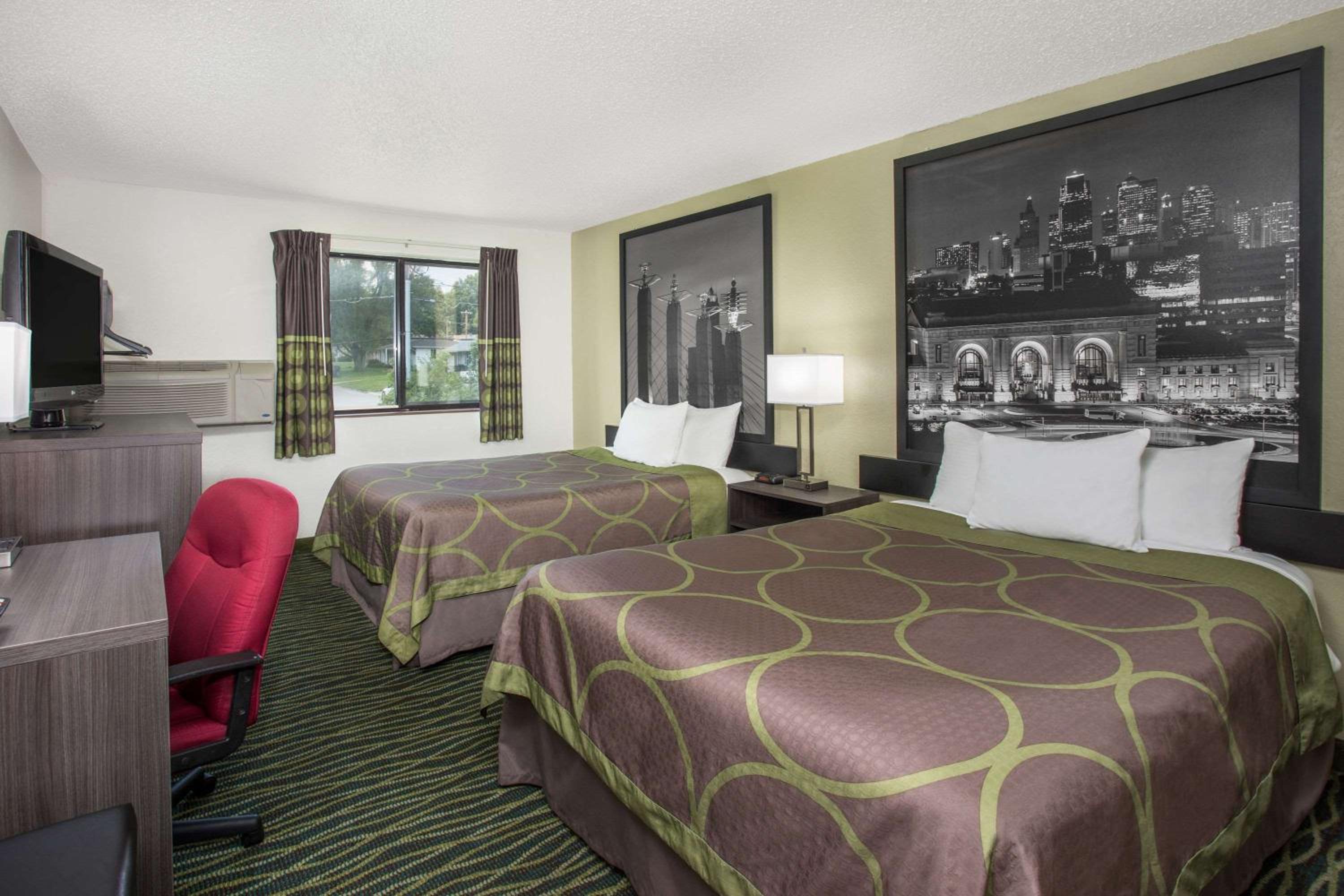Queen Room with Two Queen Beds - Non-Smoking - Photo 2