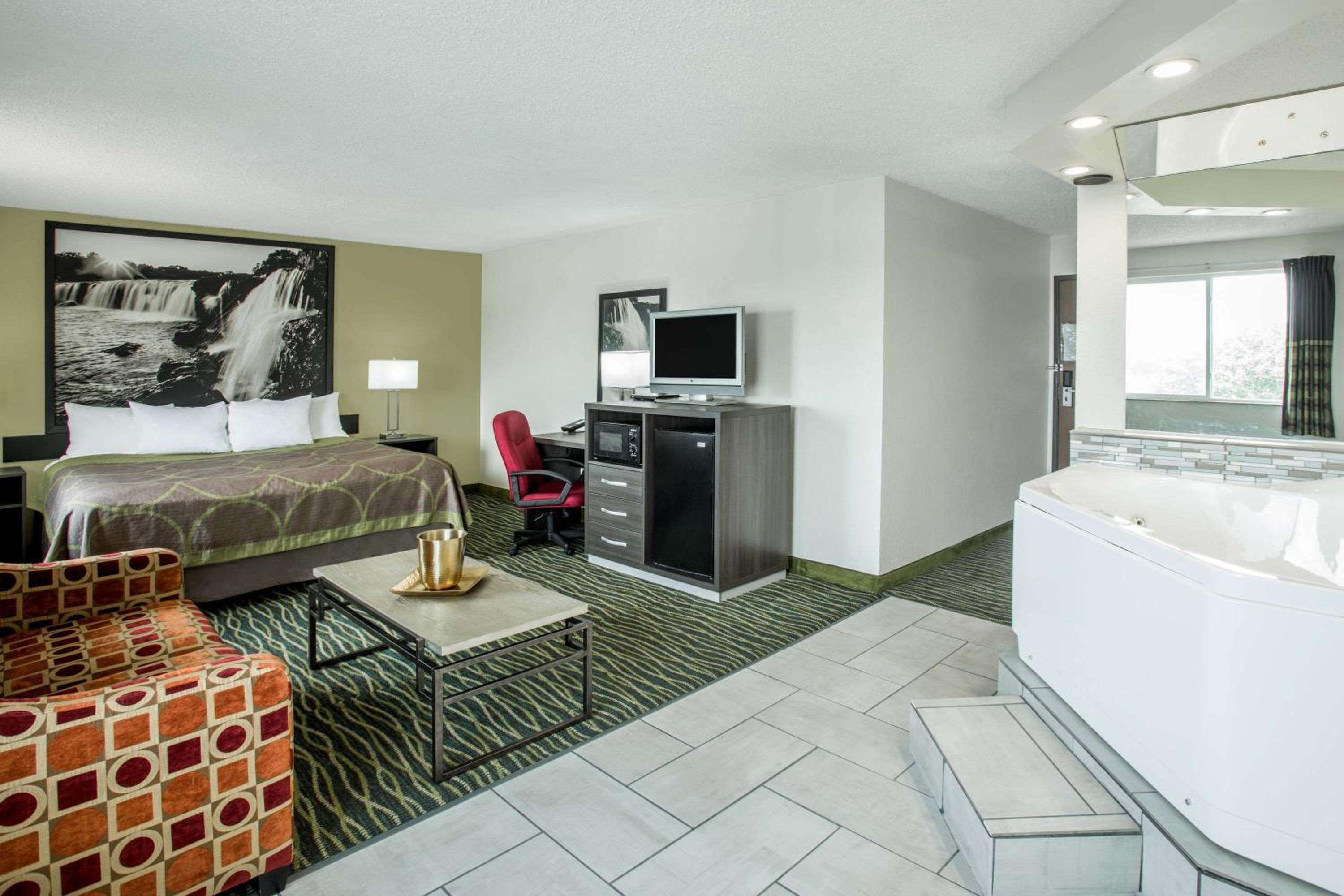 Deluxe King Suite - Photo 8