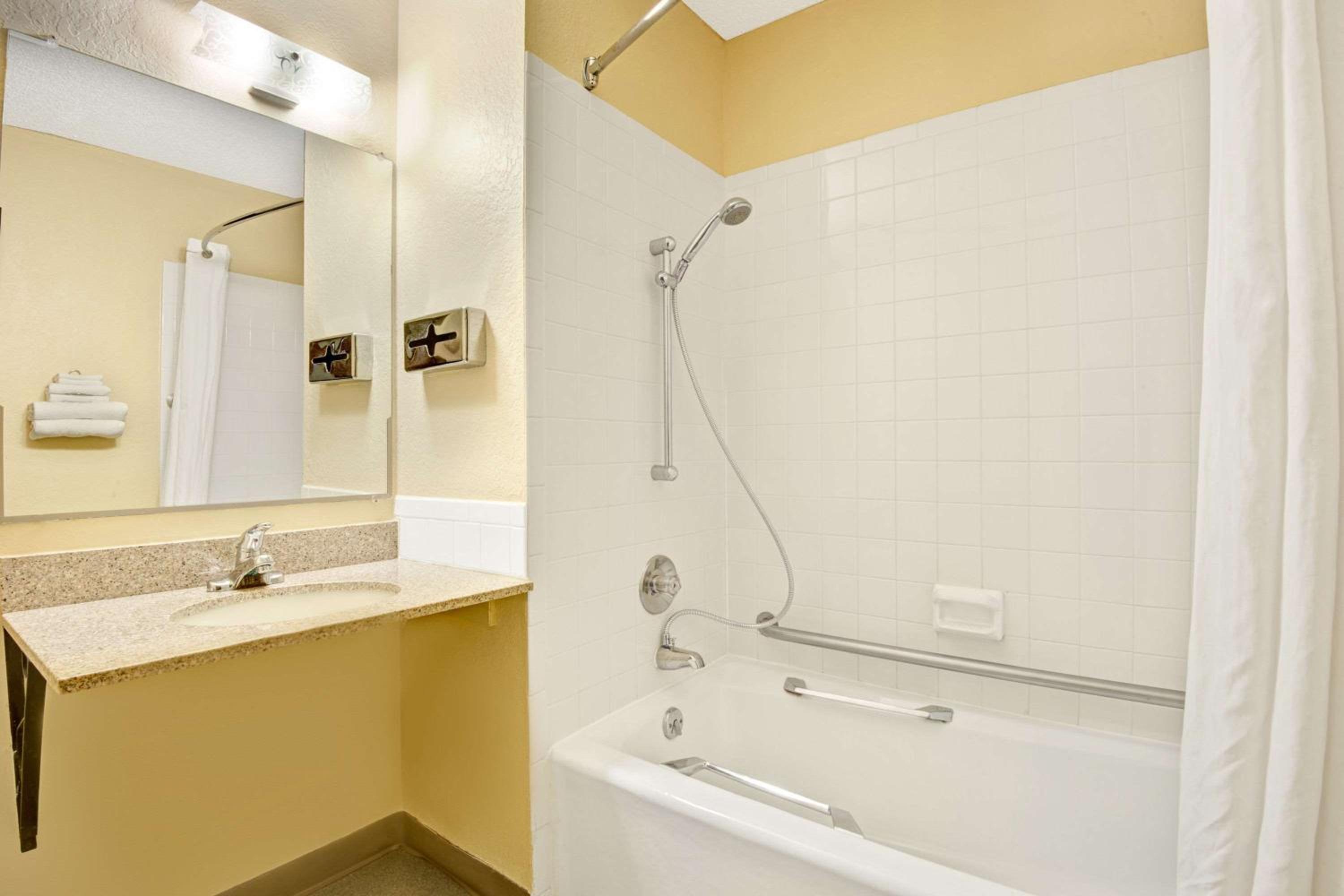 Queen Room - Disability Access/Non-Smoking - Photo 11