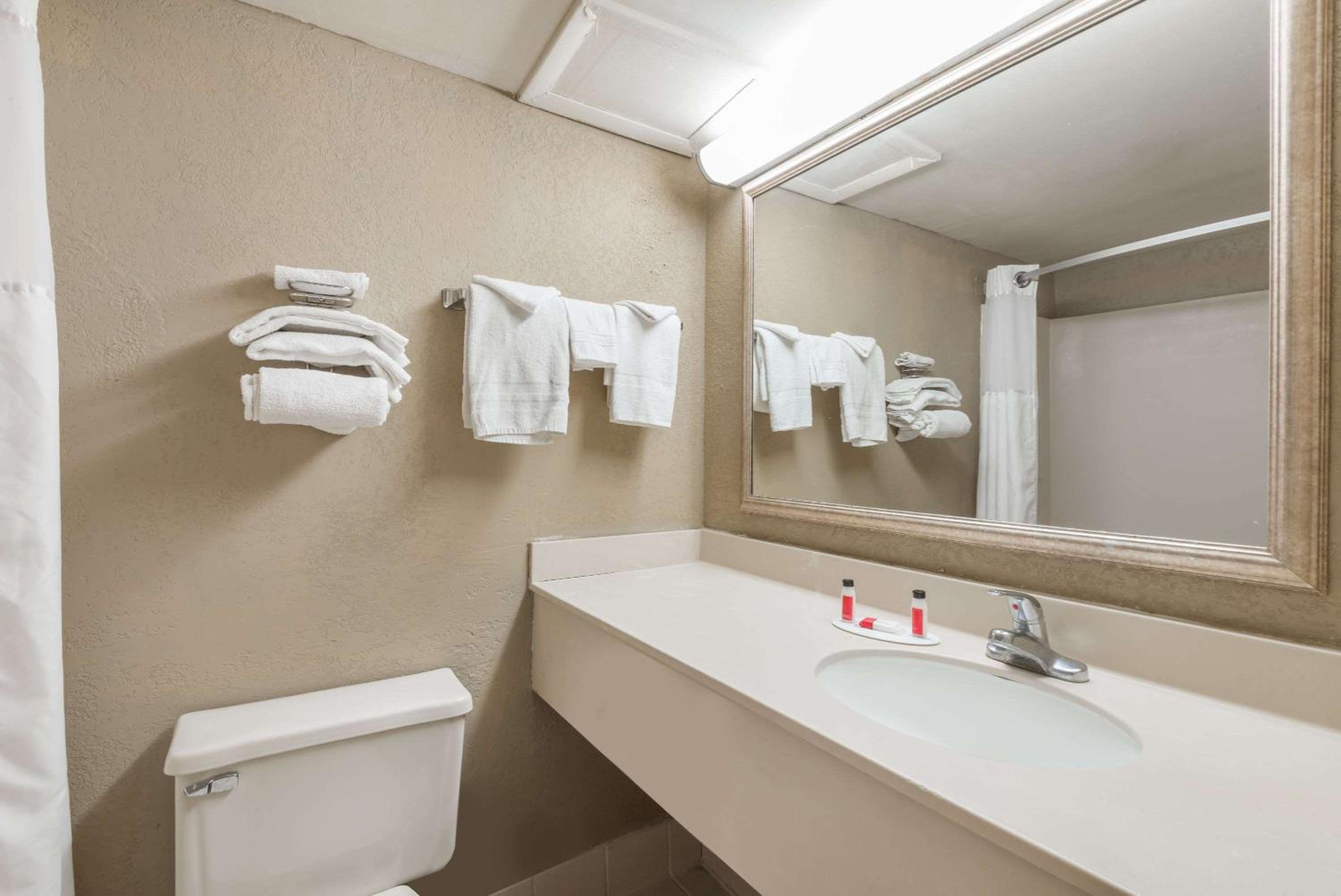 Queen Room - Mobility Access/Non-Smoking - Photo 2