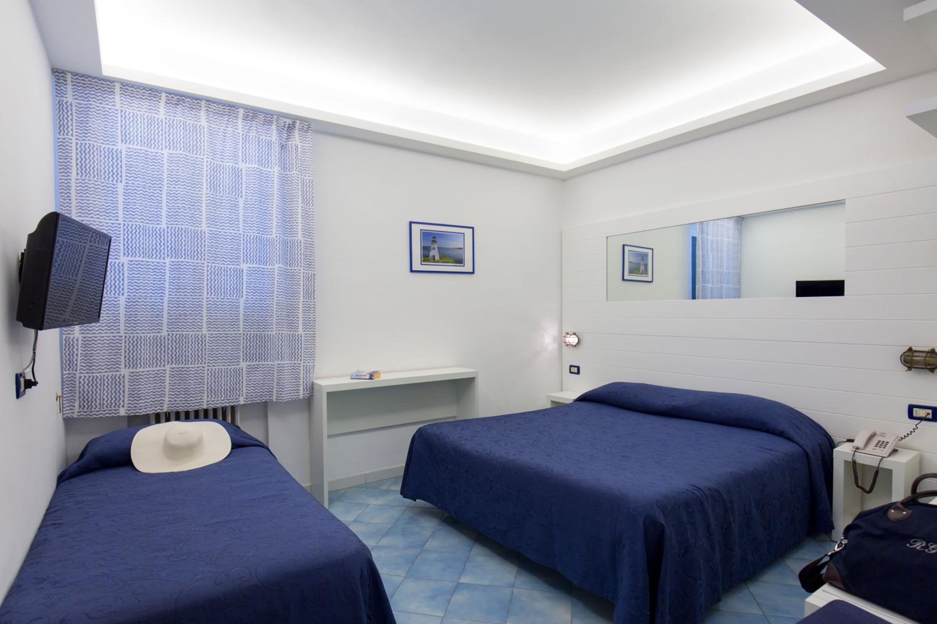 Triple Room with Sea View - Photo 4