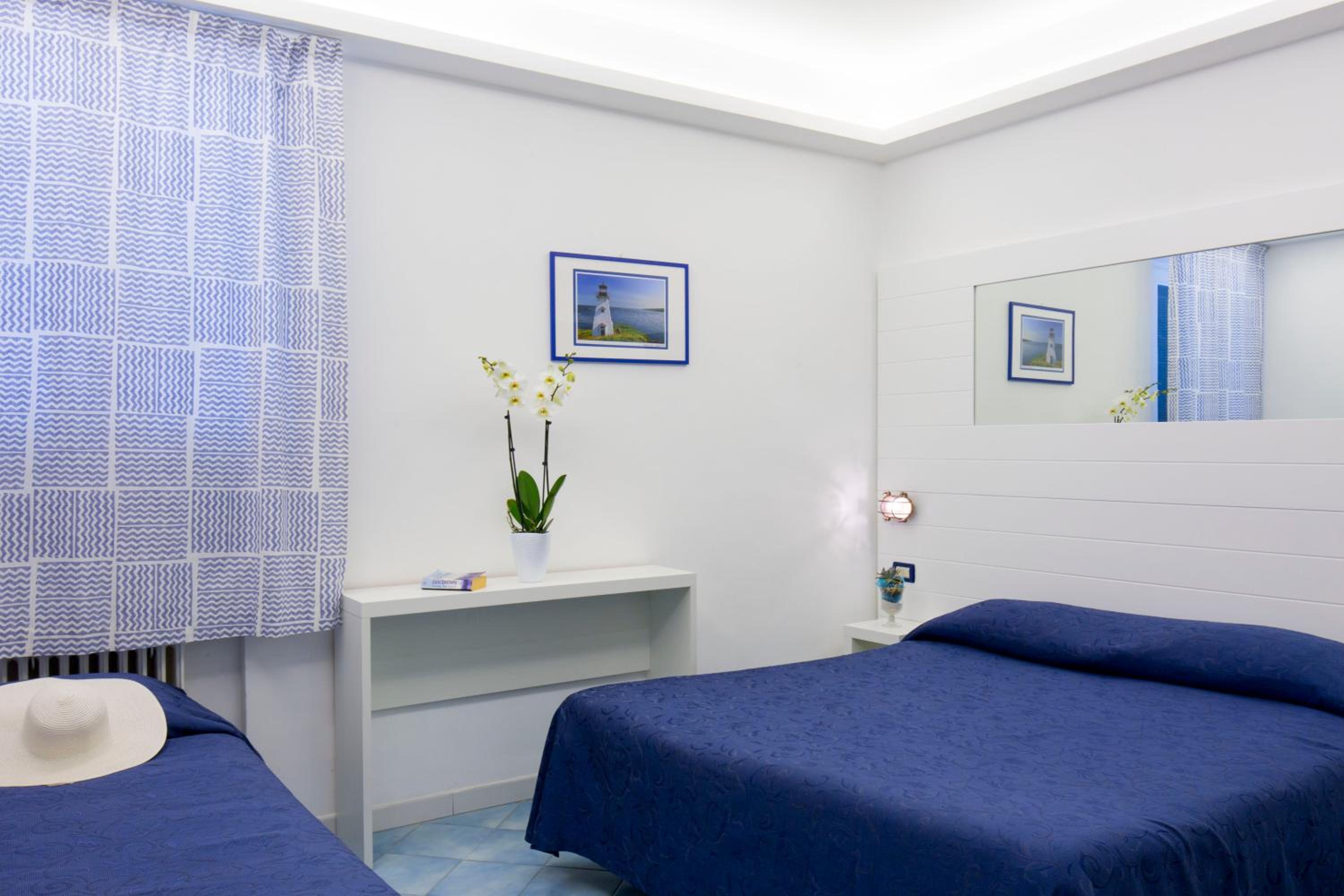 Triple Room with Sea View - Photo 3
