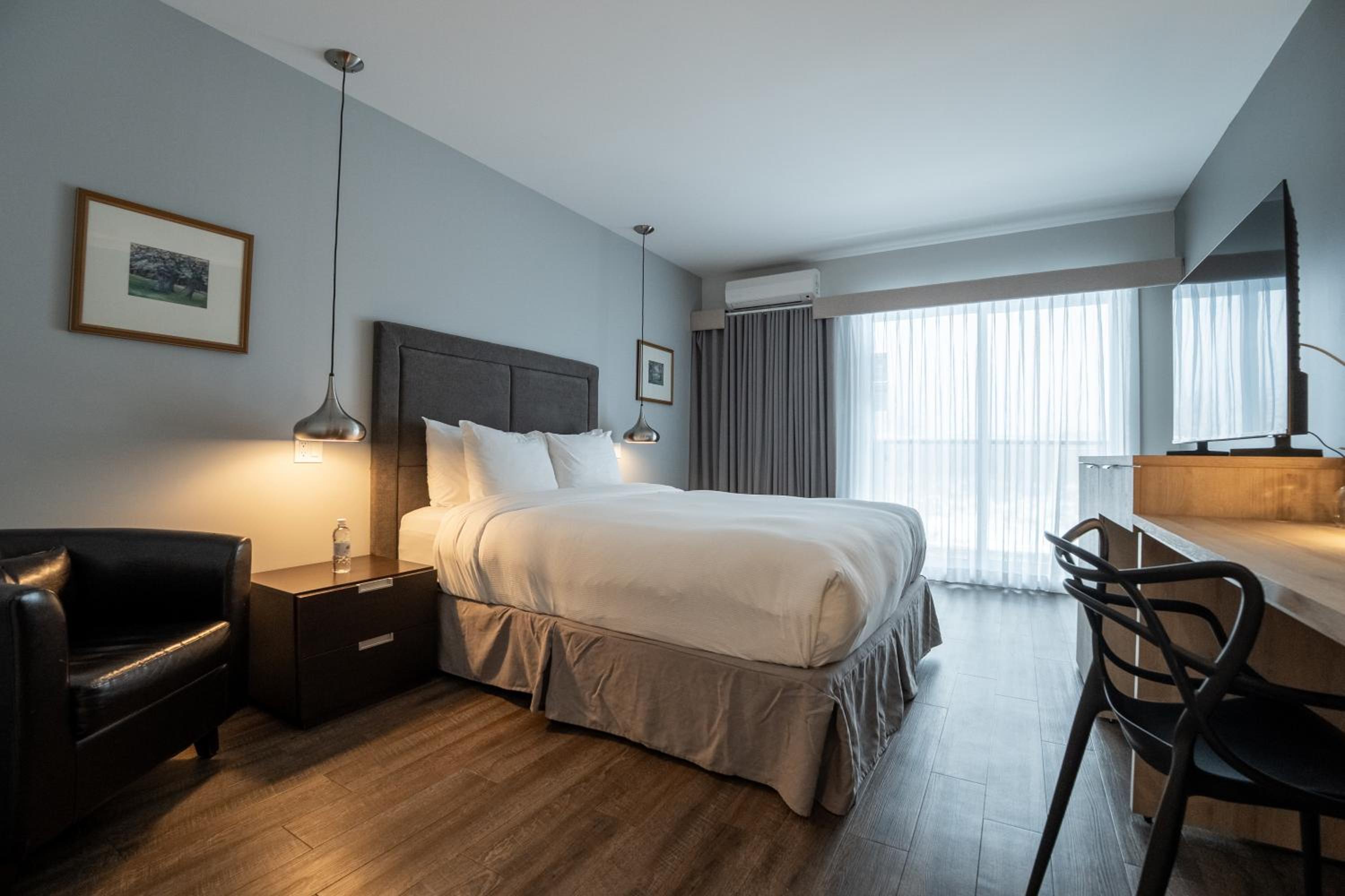 Queen Room with Walk-In Shower and Balcony - Second Floor/Non-Smoking photo 2