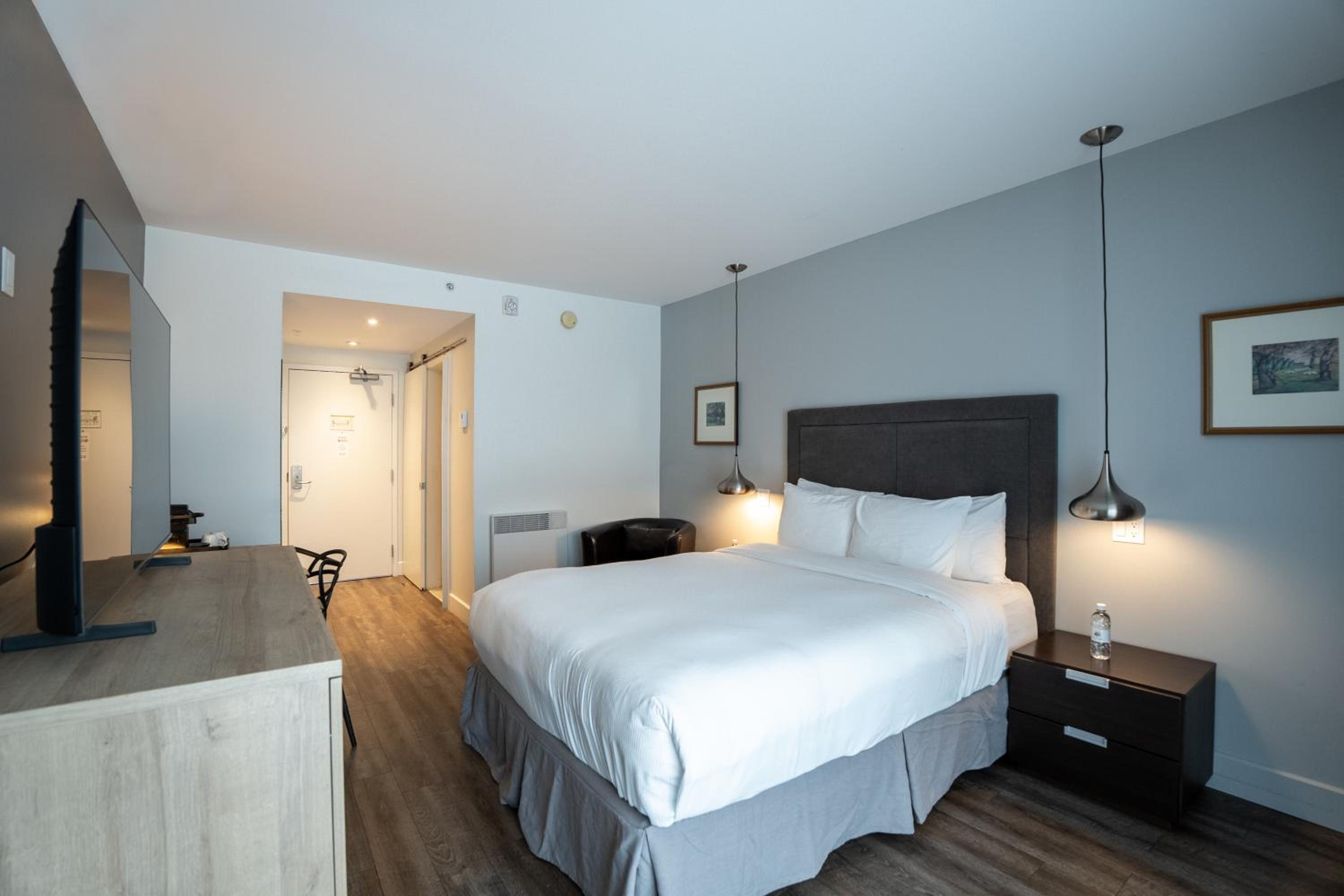 Queen Room with Walk-In Shower and Balcony - Second Floor/Non-Smoking photo 3